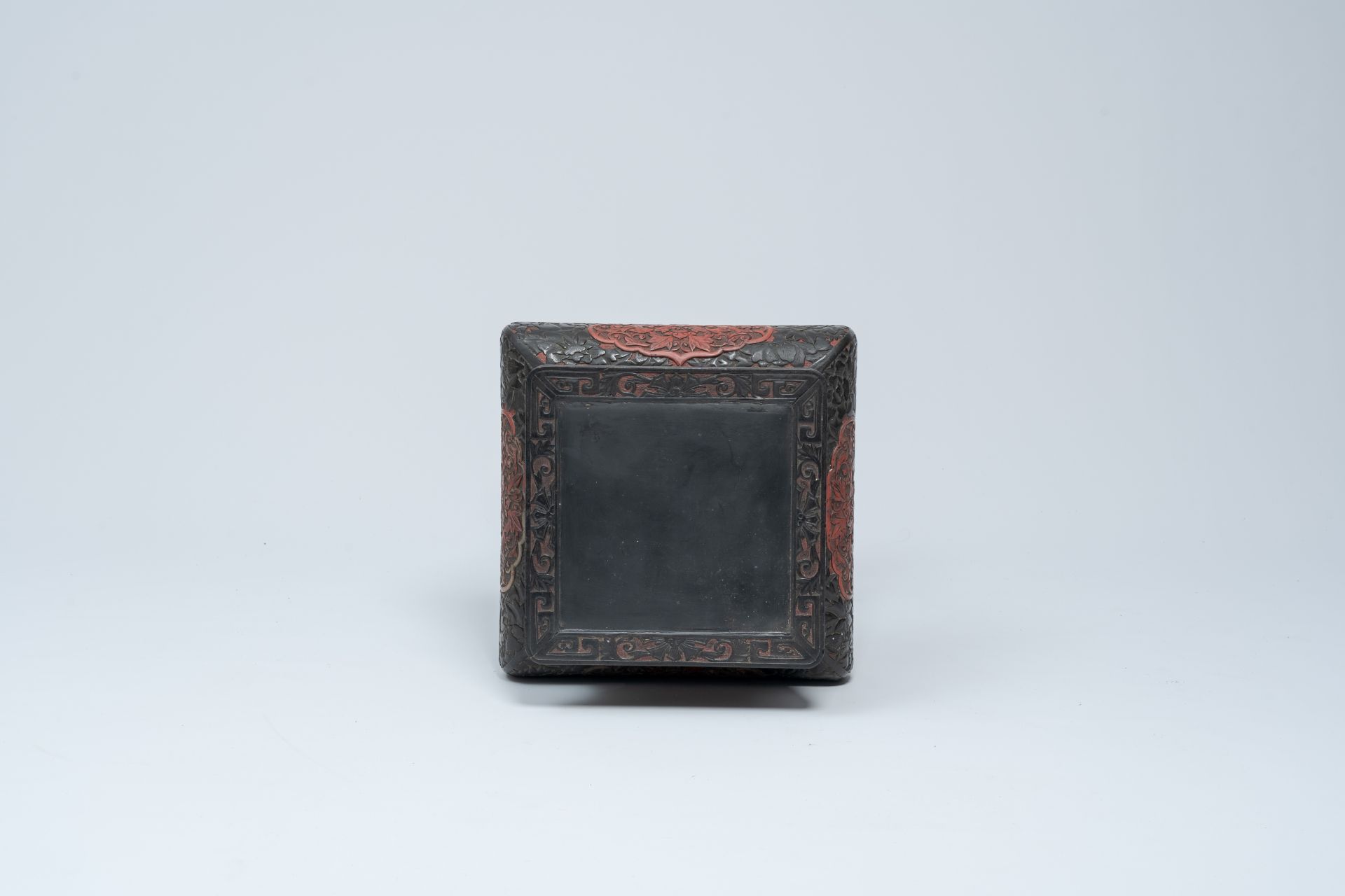 A Japanese red and black lacquered wood stand with floral design, Meiji, 19th/20th C. - Bild 7 aus 8