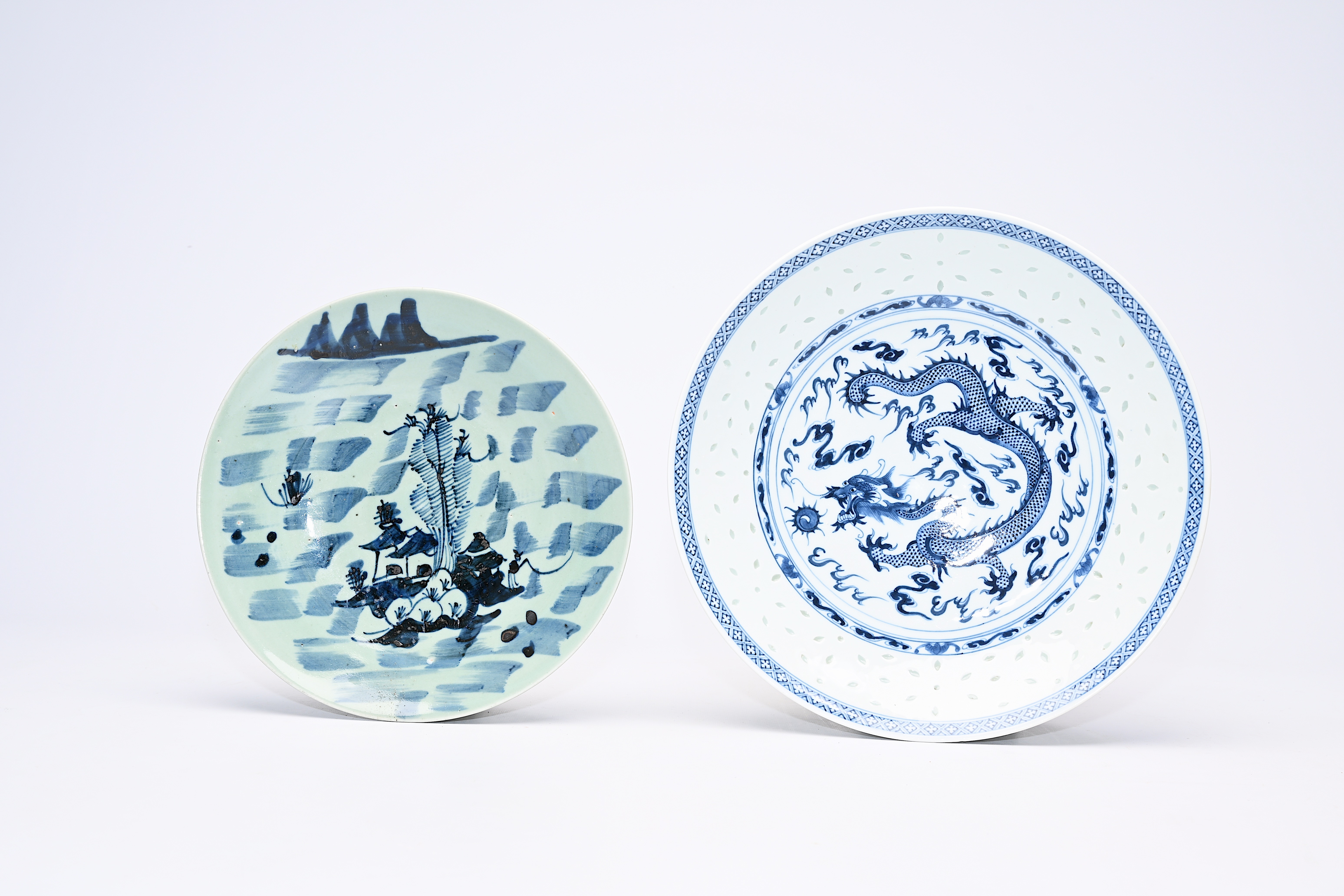 A varied collection of Chinese blue, white, famille rose, Imari style and Samson porcelain plates an - Image 10 of 11