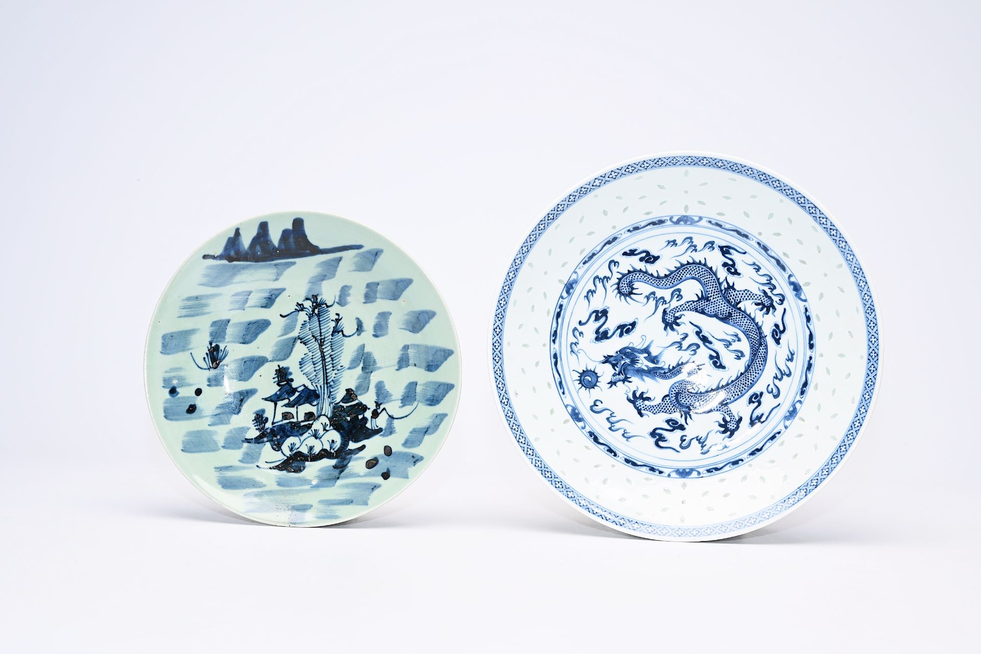 A varied collection of Chinese blue, white, famille rose, Imari style and Samson porcelain plates an - Bild 10 aus 11