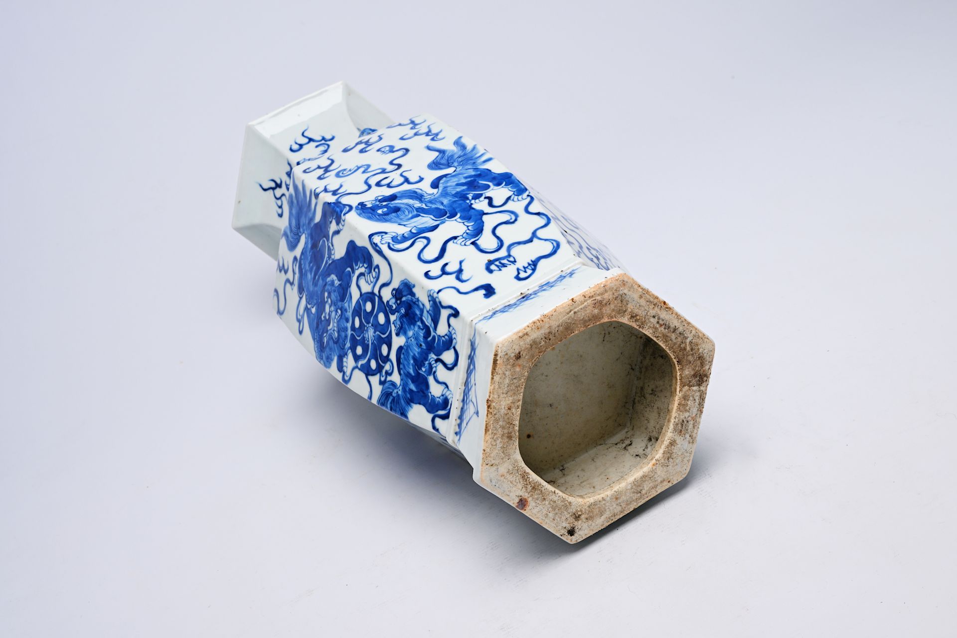 A hexagonal Chinese blue and white 'Buddhist lions' vase, 19th C. - Image 19 of 20
