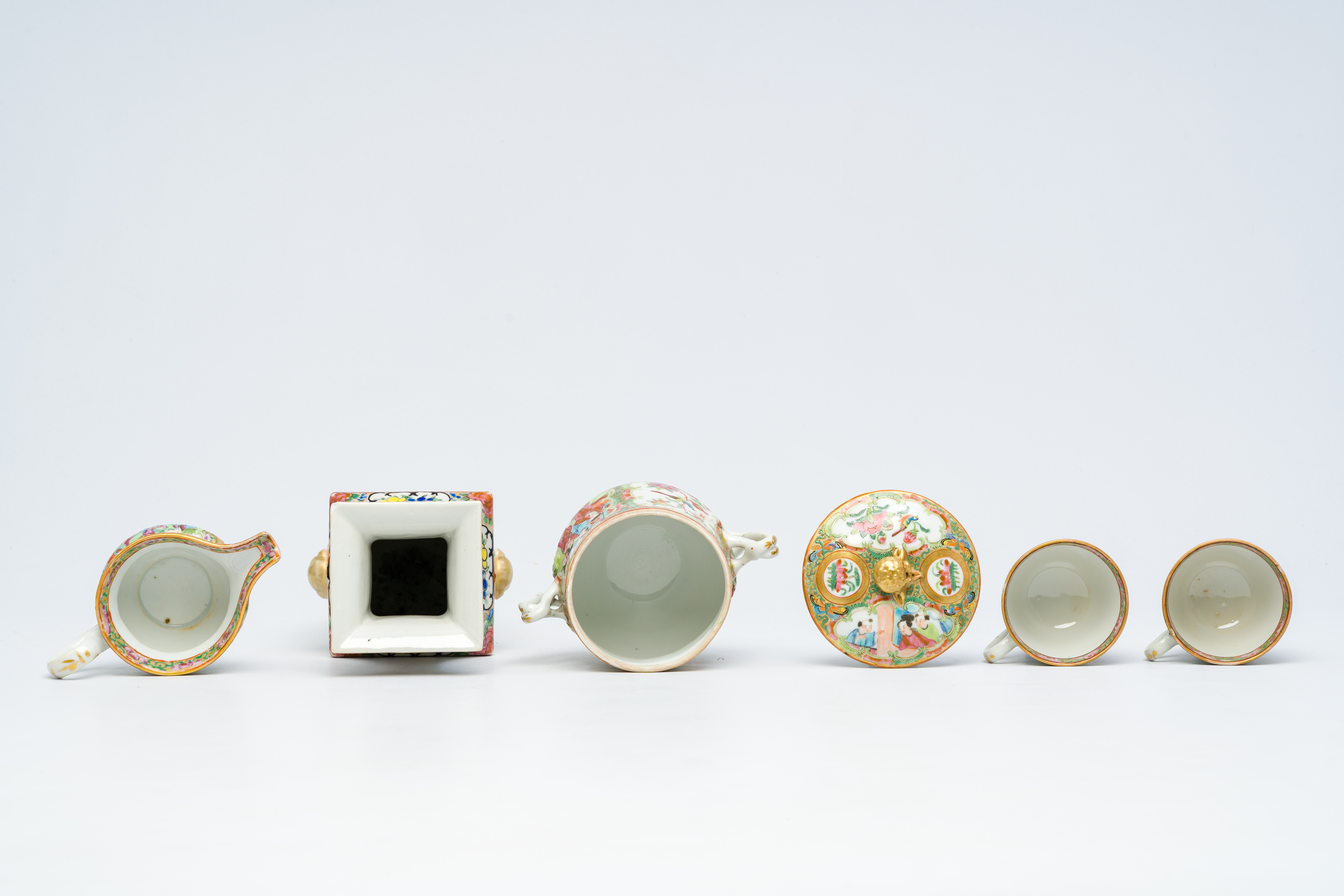 A varied collection of Chinese Canton famille rose porcelain with palace scenes and floral design, 1 - Image 8 of 9