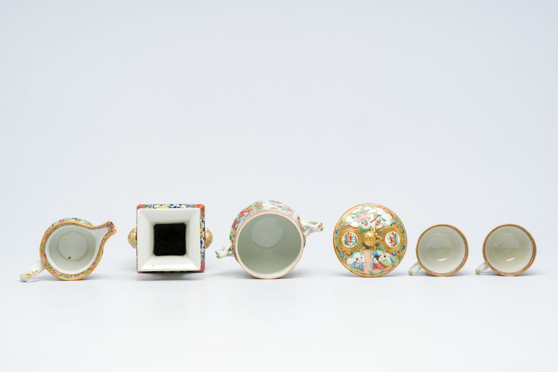 A varied collection of Chinese Canton famille rose porcelain with palace scenes and floral design, 1 - Bild 8 aus 9