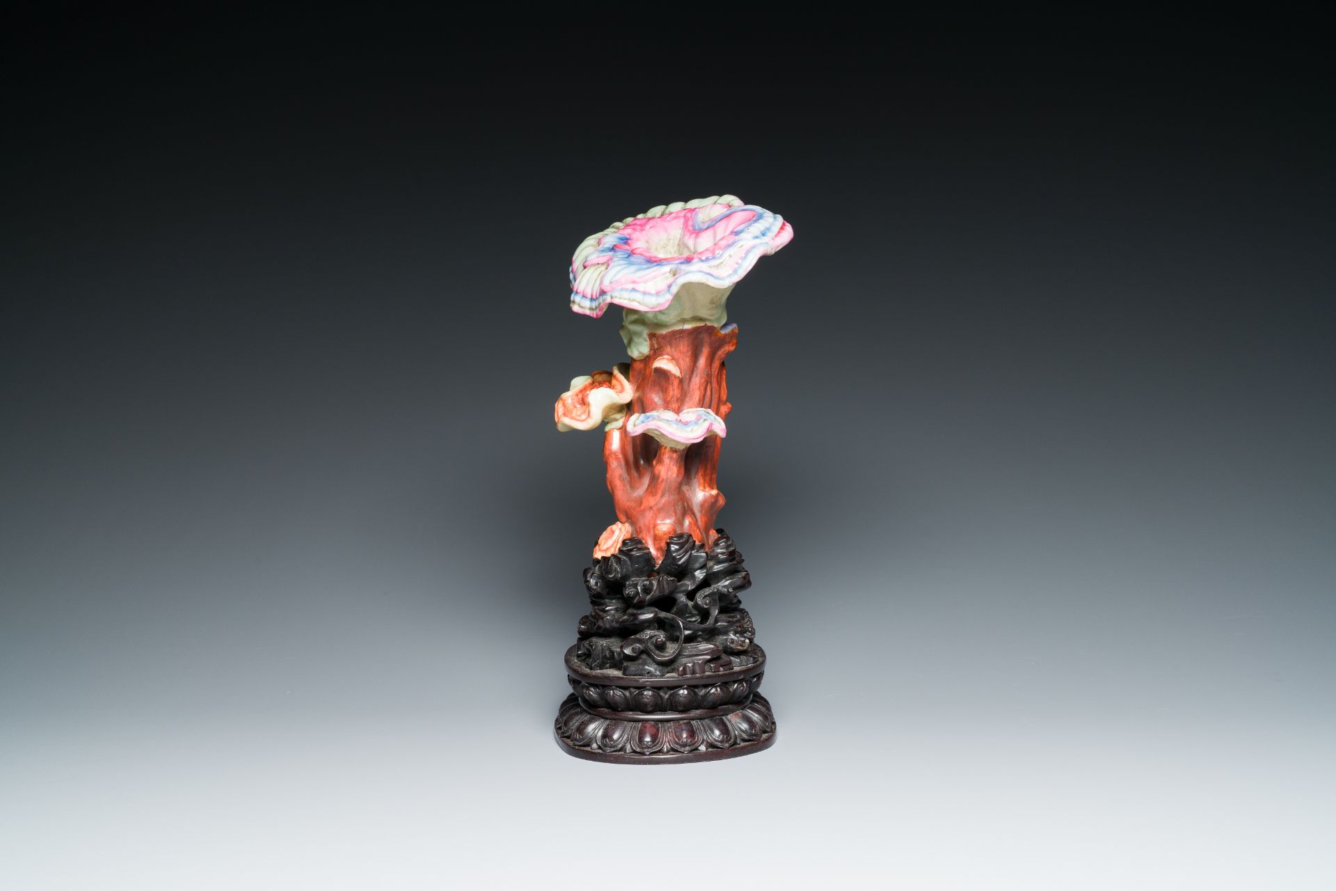 A Chinese famille rose 'lingzhi' sculpture on a carved wood stand, Qianlong mark, probably Republic - Bild 7 aus 36