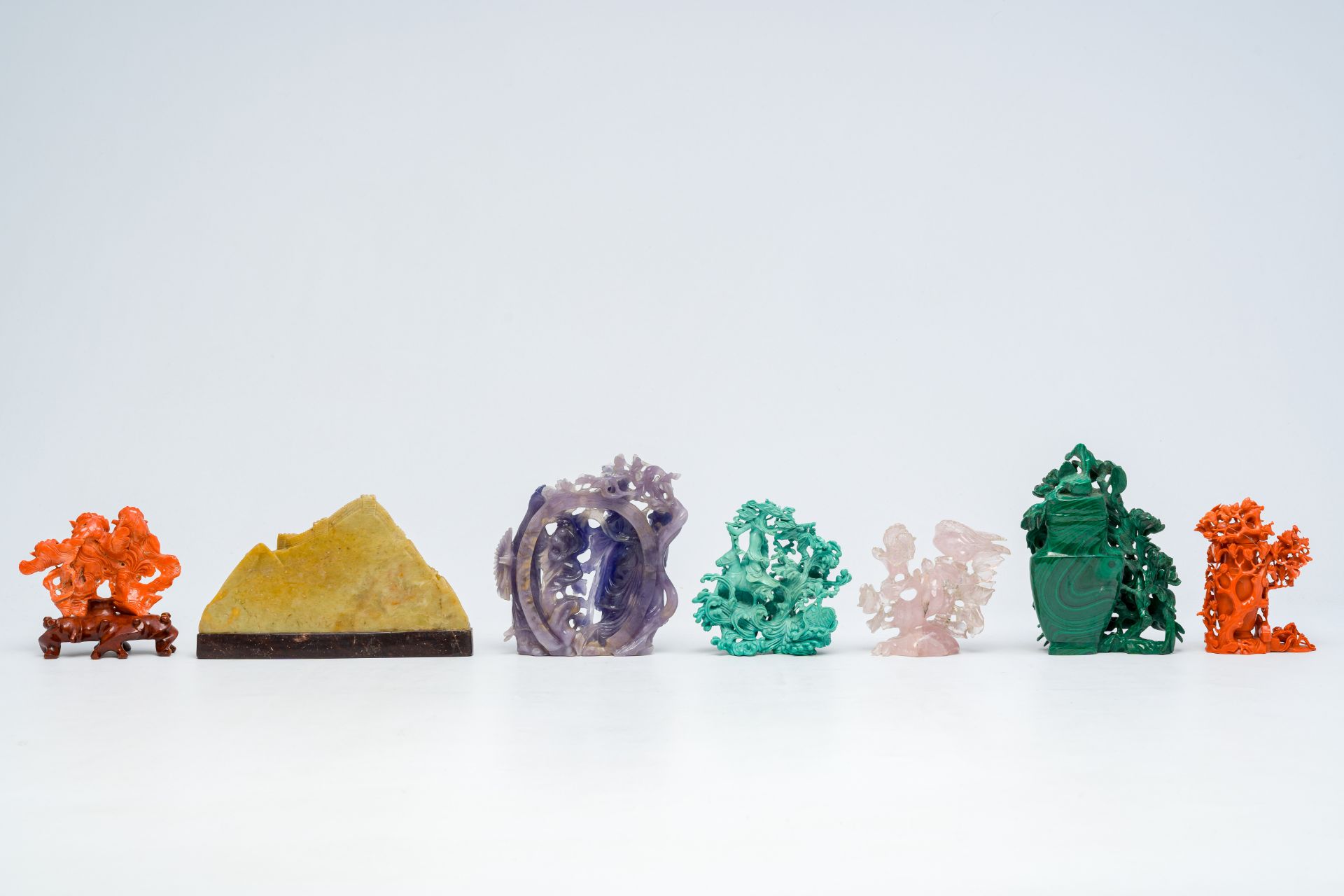 Seven various Chinese sculptures in red coral, lapis lazuli, malachite, quartz and soapstone, 19th/2 - Image 3 of 9