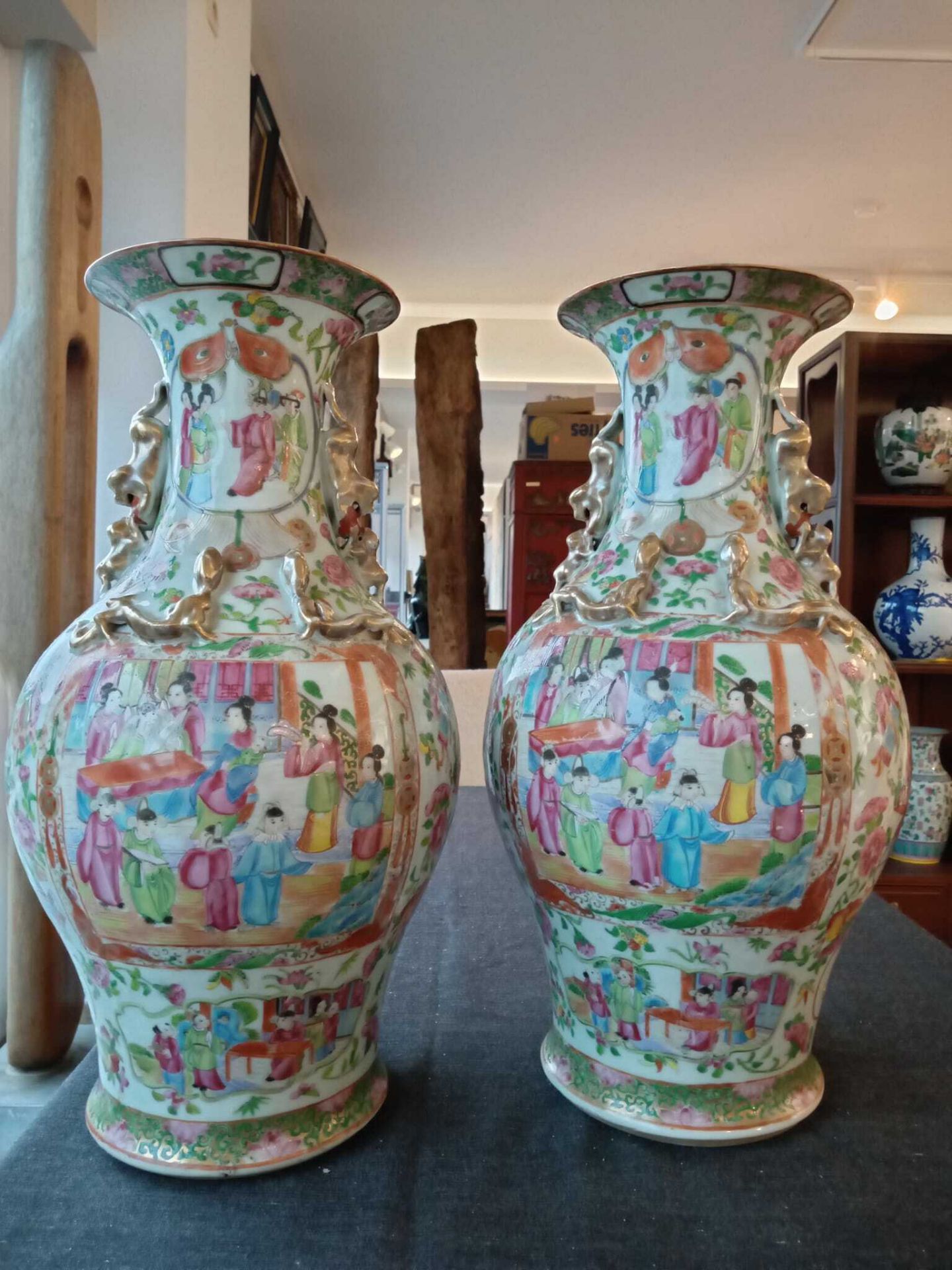 A pair of Chinese Canton famille rose vases with palace scenes, floral design and antiquities, 19th - Image 17 of 28