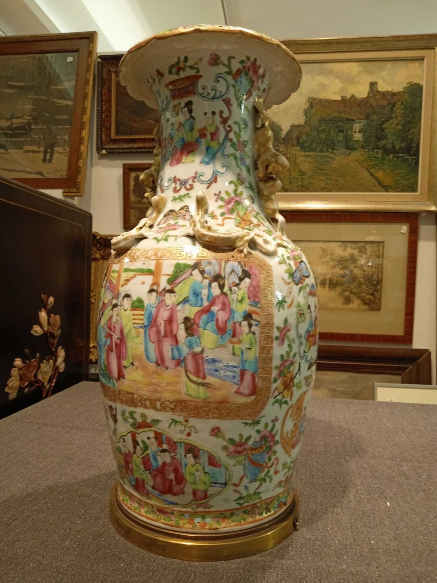 Two Chinese Canton famille rose vases with palace scenes, one of which mounted as a lamp, 19th C. - Bild 29 aus 46