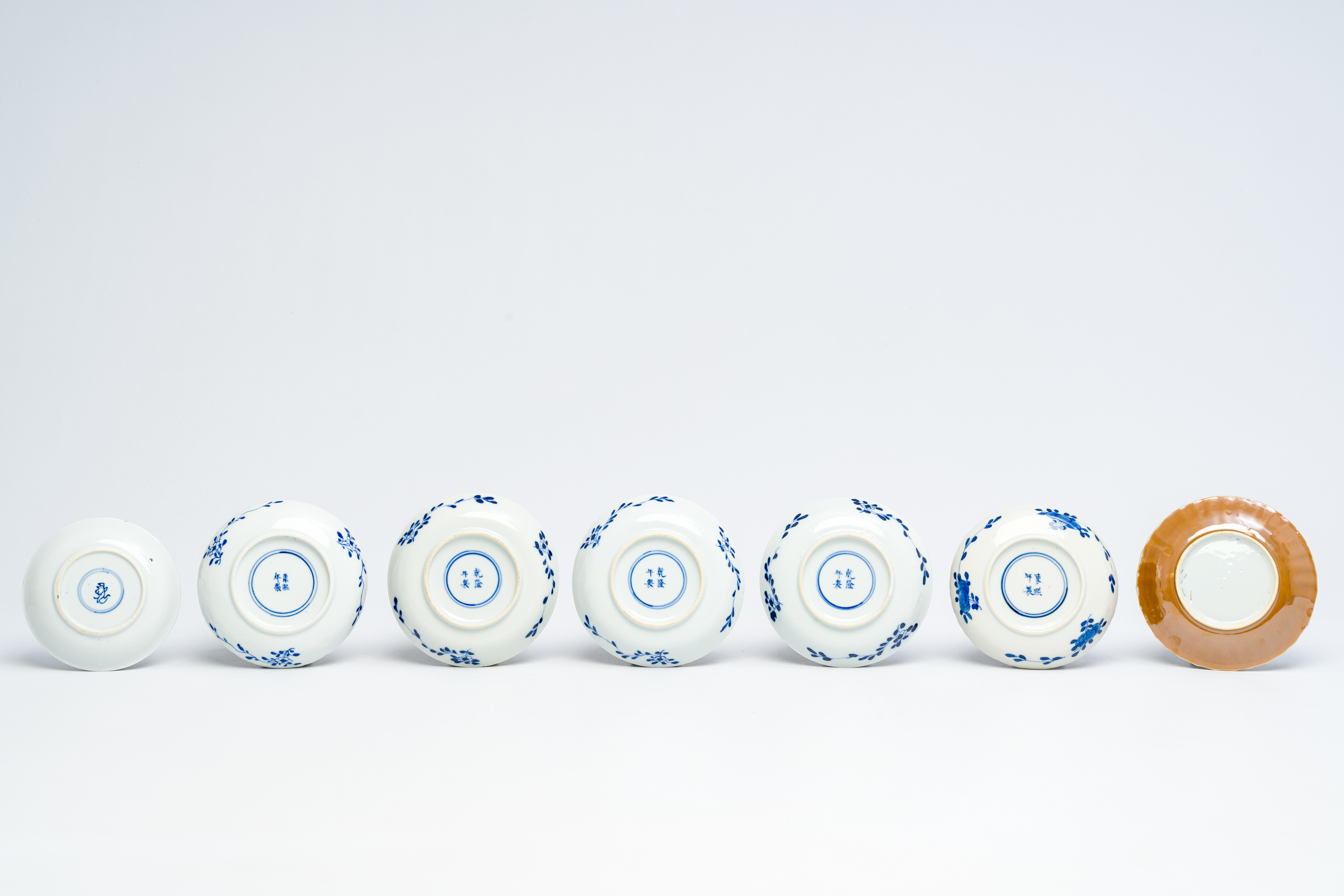 A varied collection of Chinese blue and white porcelain, Kangxi and later - Image 7 of 13