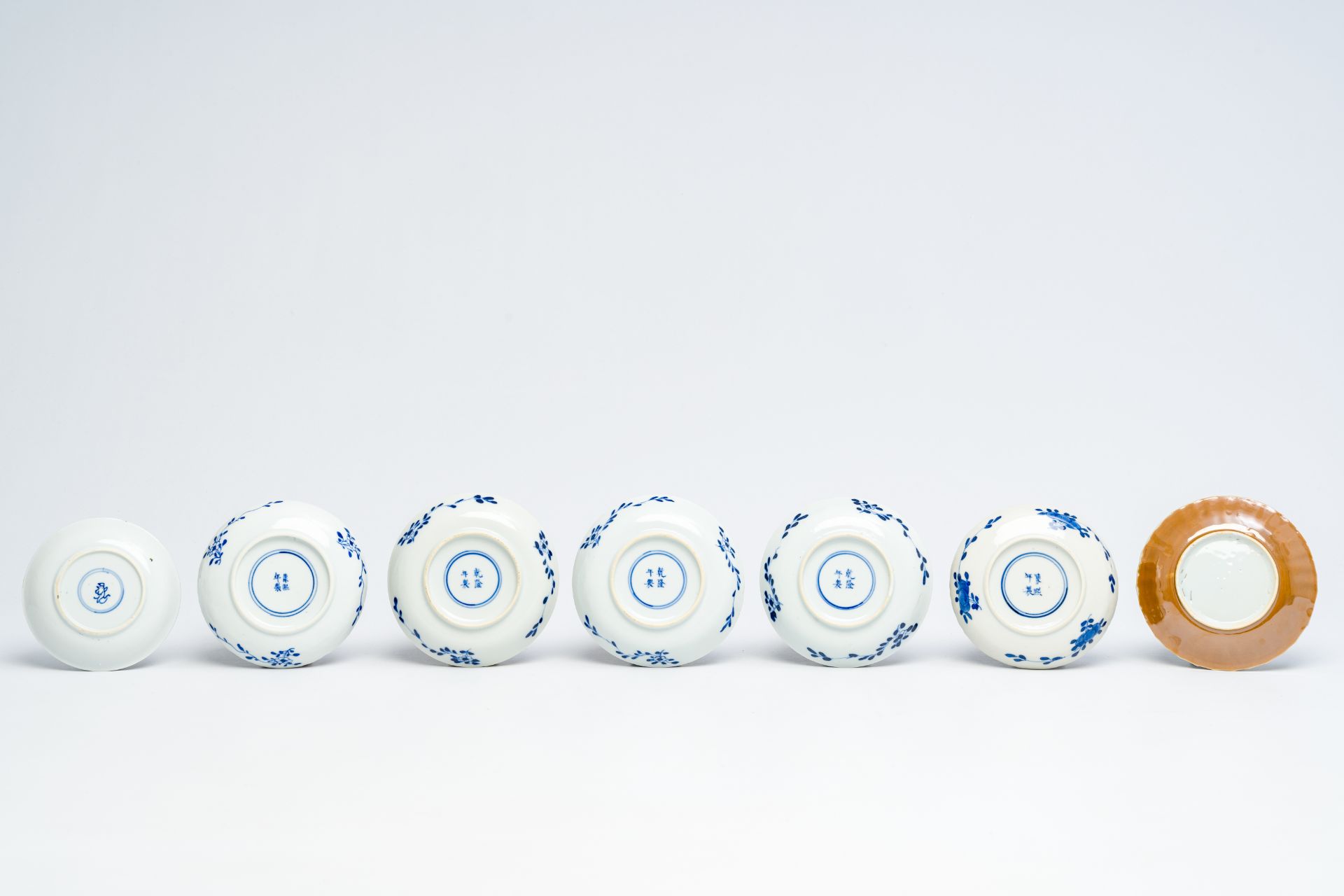 A varied collection of Chinese blue and white porcelain, Kangxi and later - Image 7 of 13