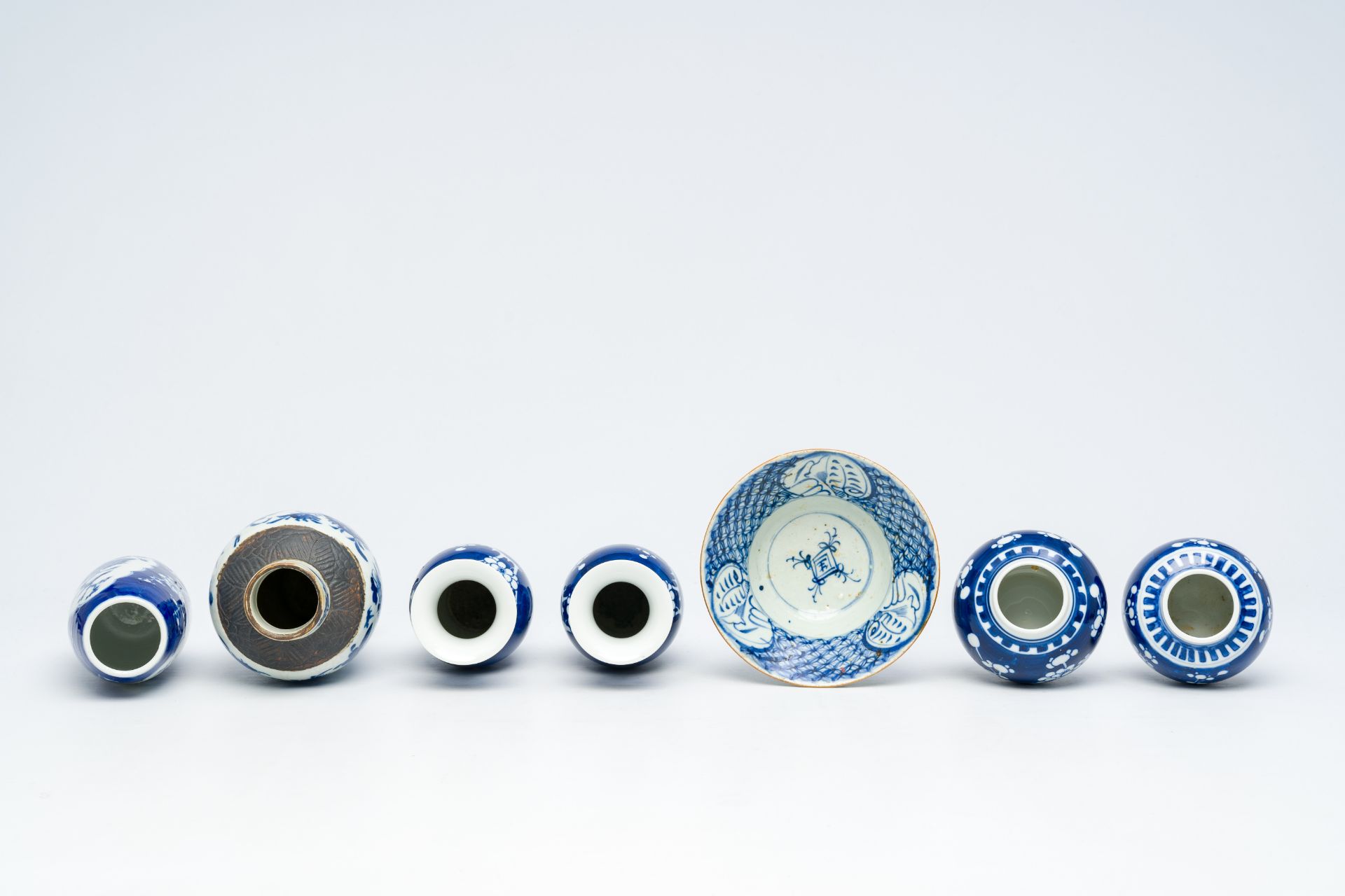 A varied collection of Chinese blue and white porcelain with floral design, 19th/20th C. - Image 12 of 18