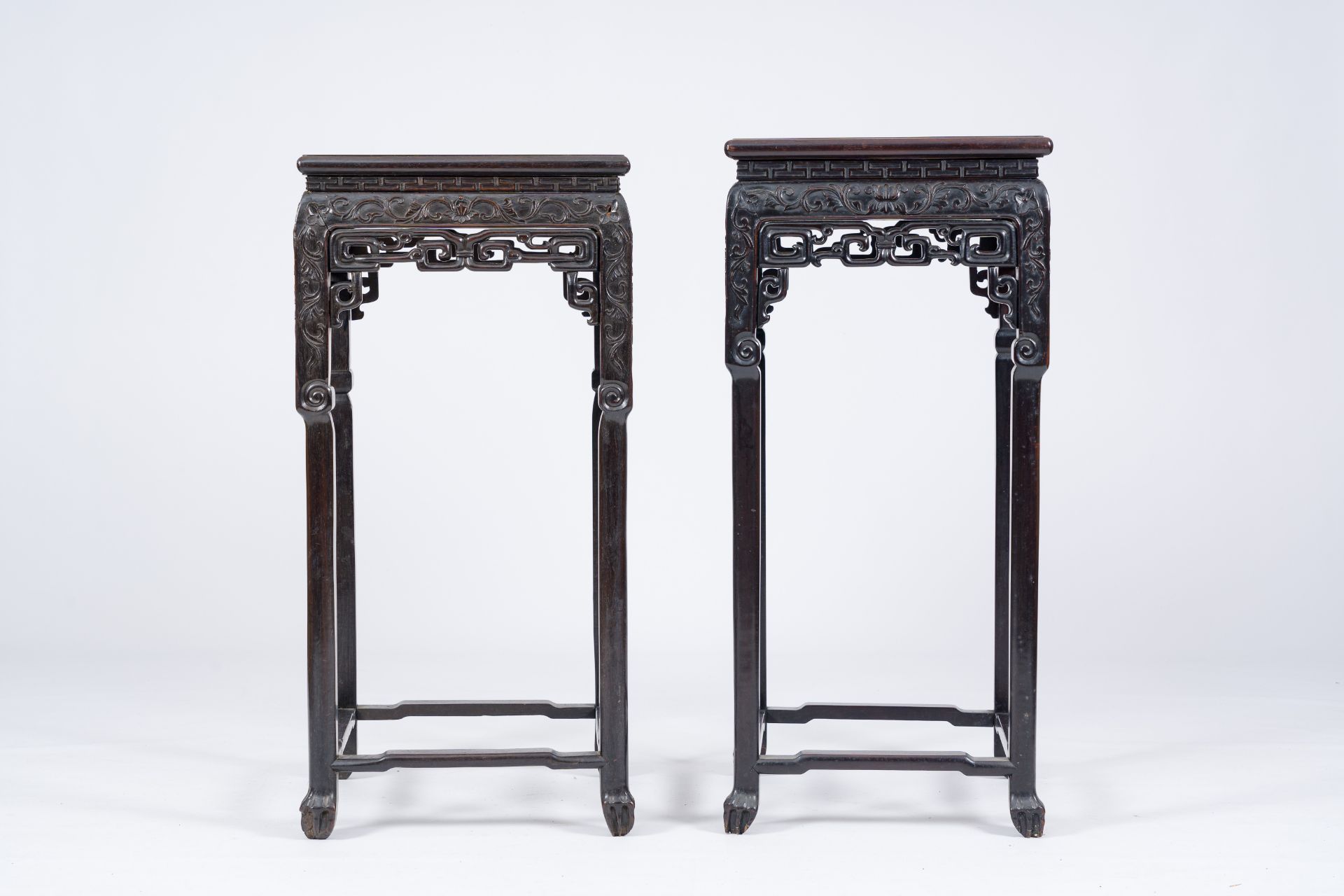 A pair of square Chinese reticulated hardwood stands with marble tops, 19th C. - Bild 2 aus 6