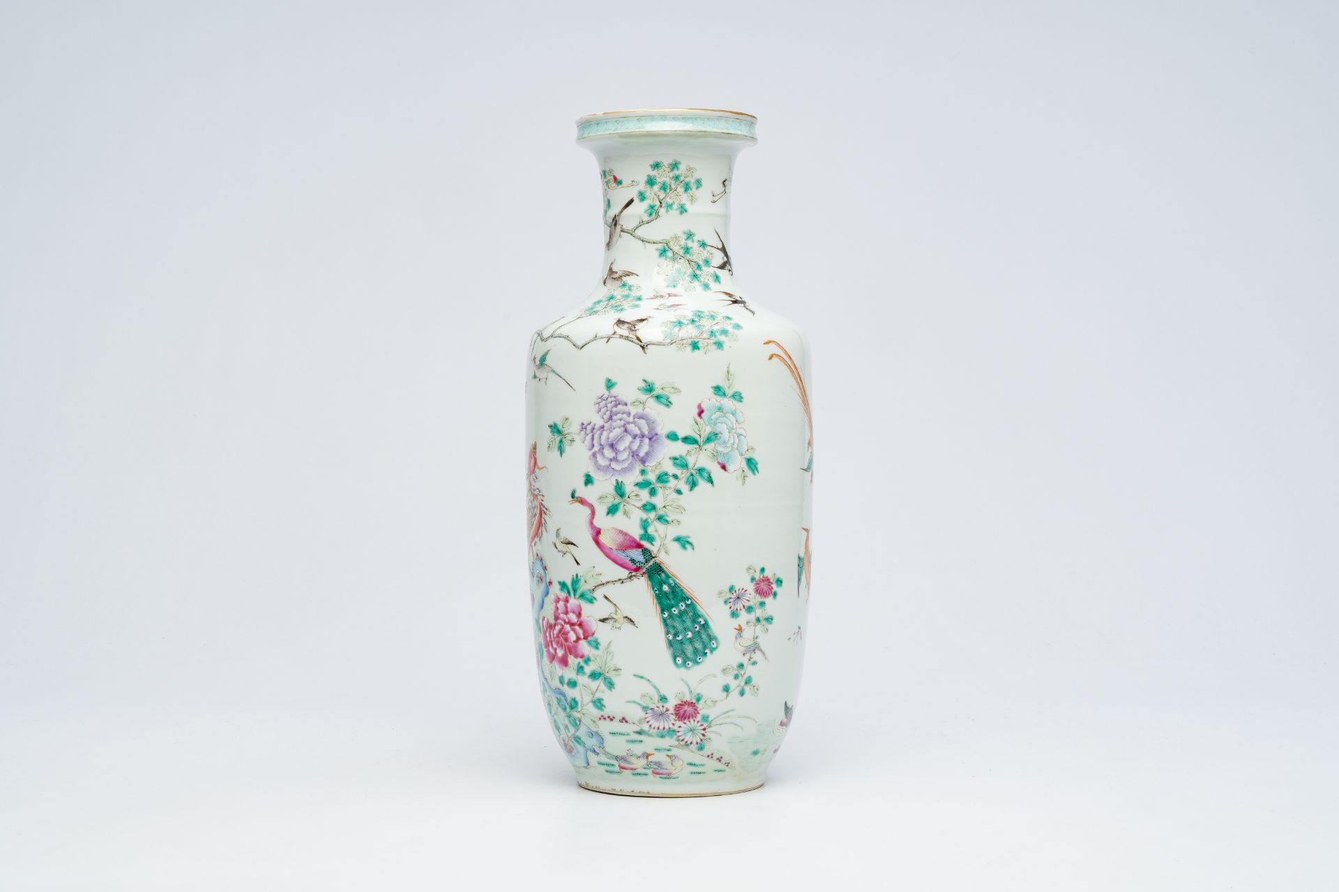 A Chinese famille rose rouleau vase with birds among blossoming branches, 19th C. - Bild 2 aus 7