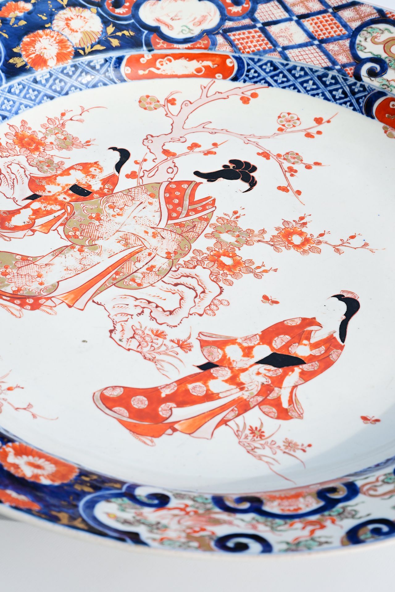 A large Japanese Imari dish with ladies in a garden, Meiji, 19th C. - Image 6 of 7