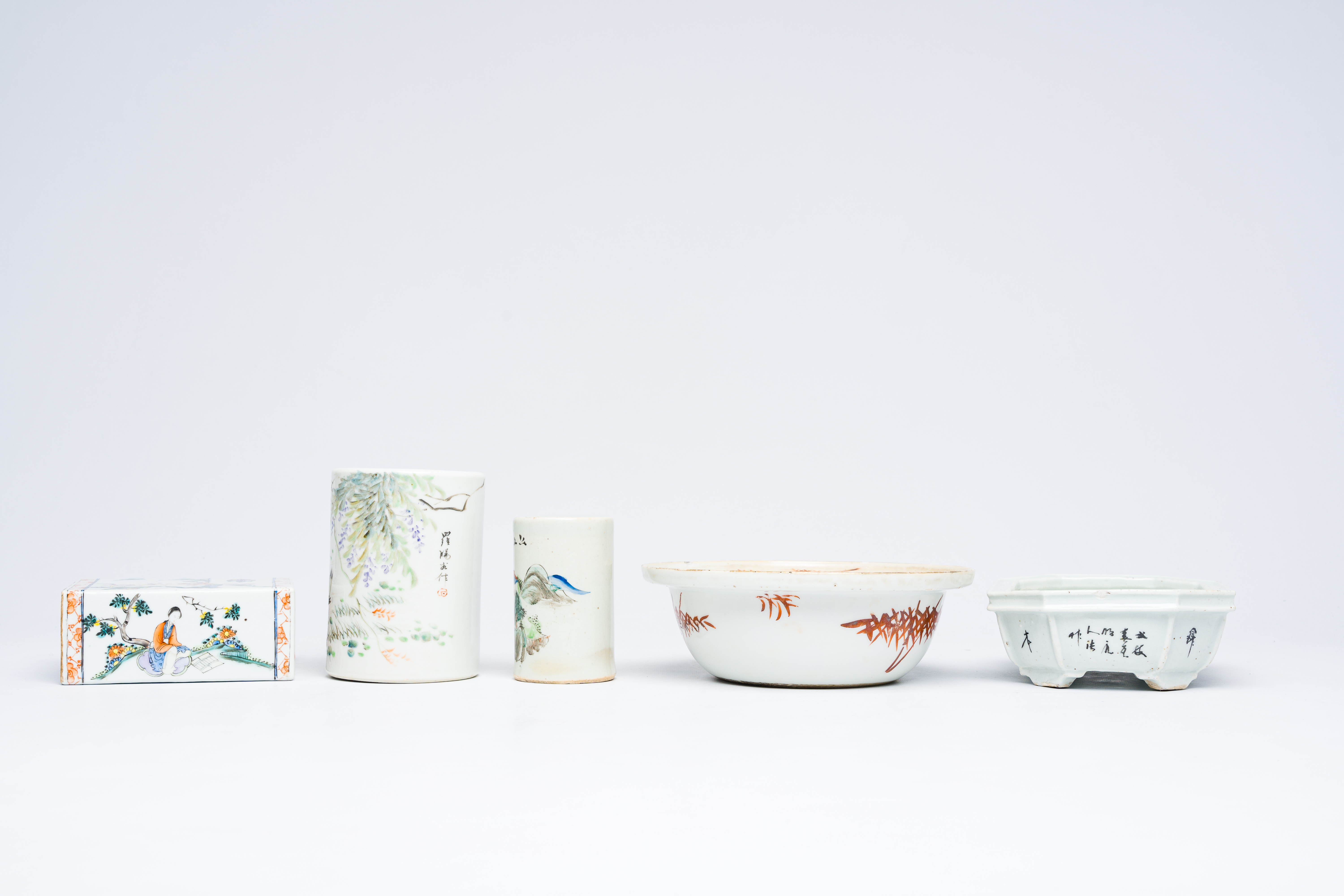 A varied collection of Chinese qianjiang cai and famille rose porcelain, 19th/20th C. - Image 10 of 14