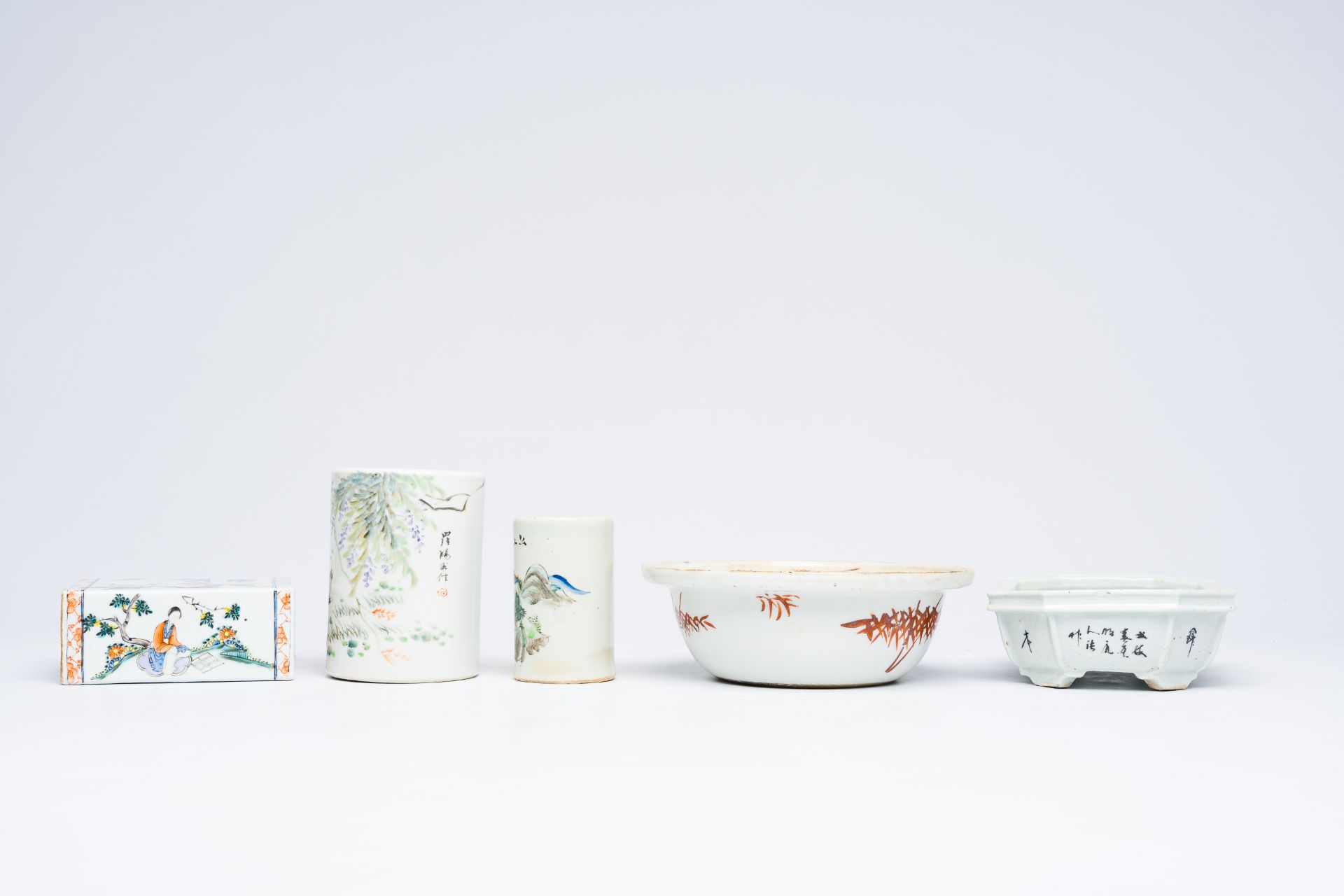A varied collection of Chinese qianjiang cai and famille rose porcelain, 19th/20th C. - Bild 10 aus 14