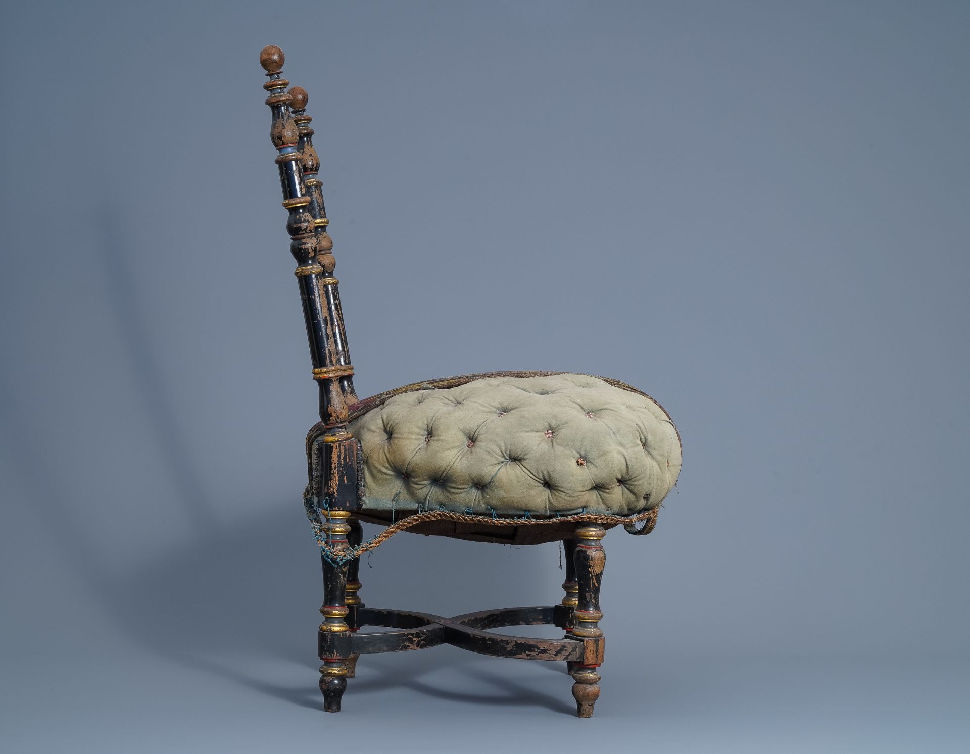 A rare French ebonized wood brothel 'chaise de virginite' with au point upholstery, 19th C. - Bild 4 aus 8