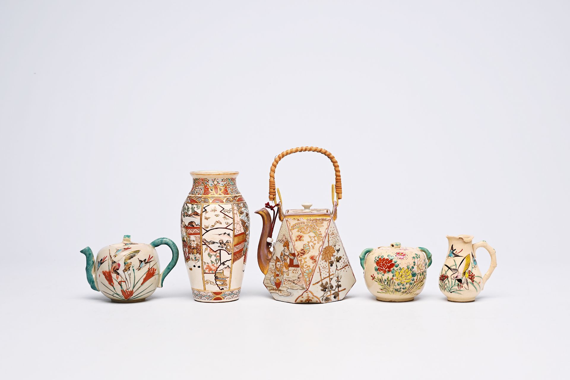 An extensive collection of Japanese Satsuma and Kutani porcelain, Meiji/Showa, 19th/20th C. - Bild 13 aus 30