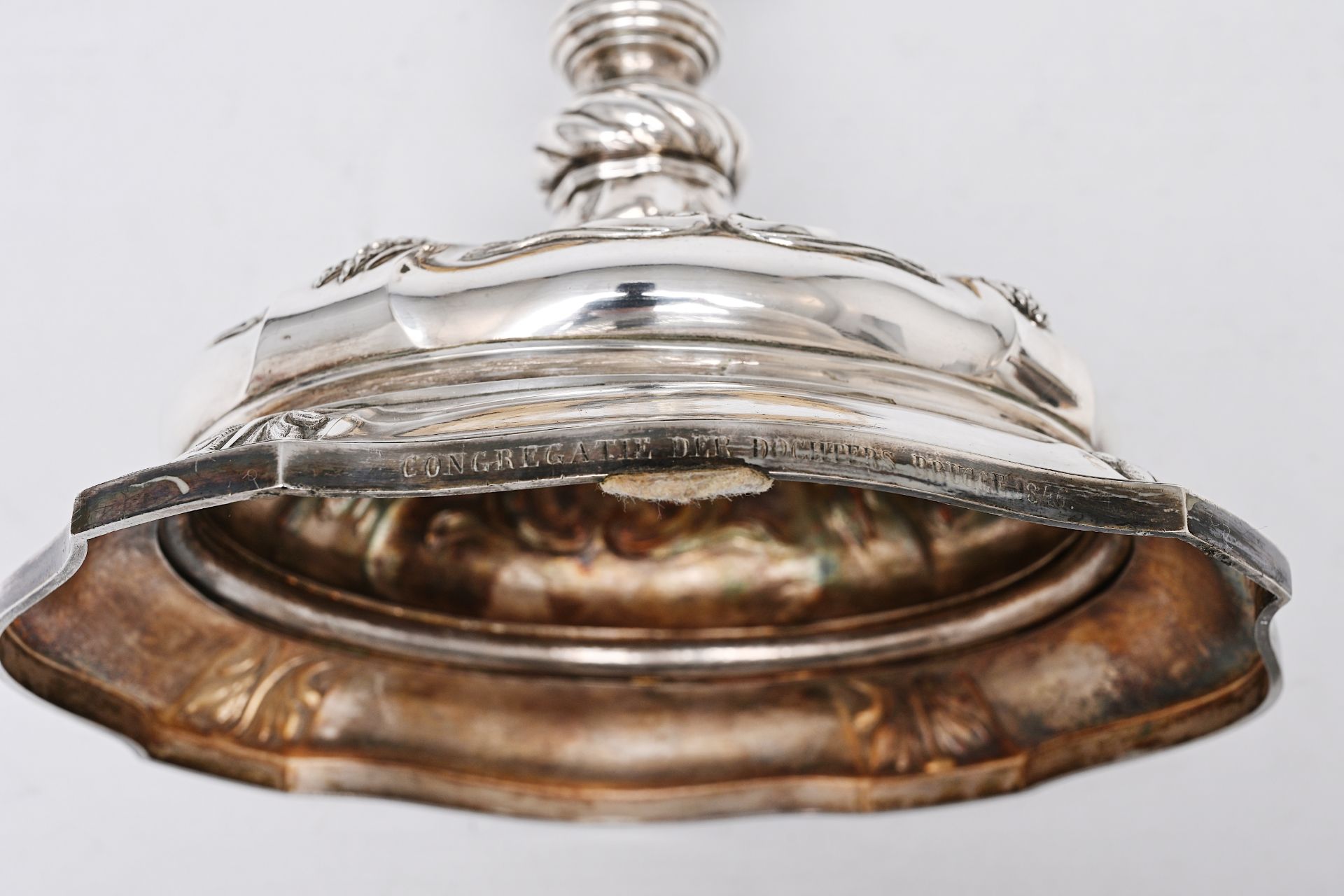 A Belgian partly gilt silver monstrance with grape vines, the Mystic Lamb and the Holy Spirit, dated - Bild 7 aus 10