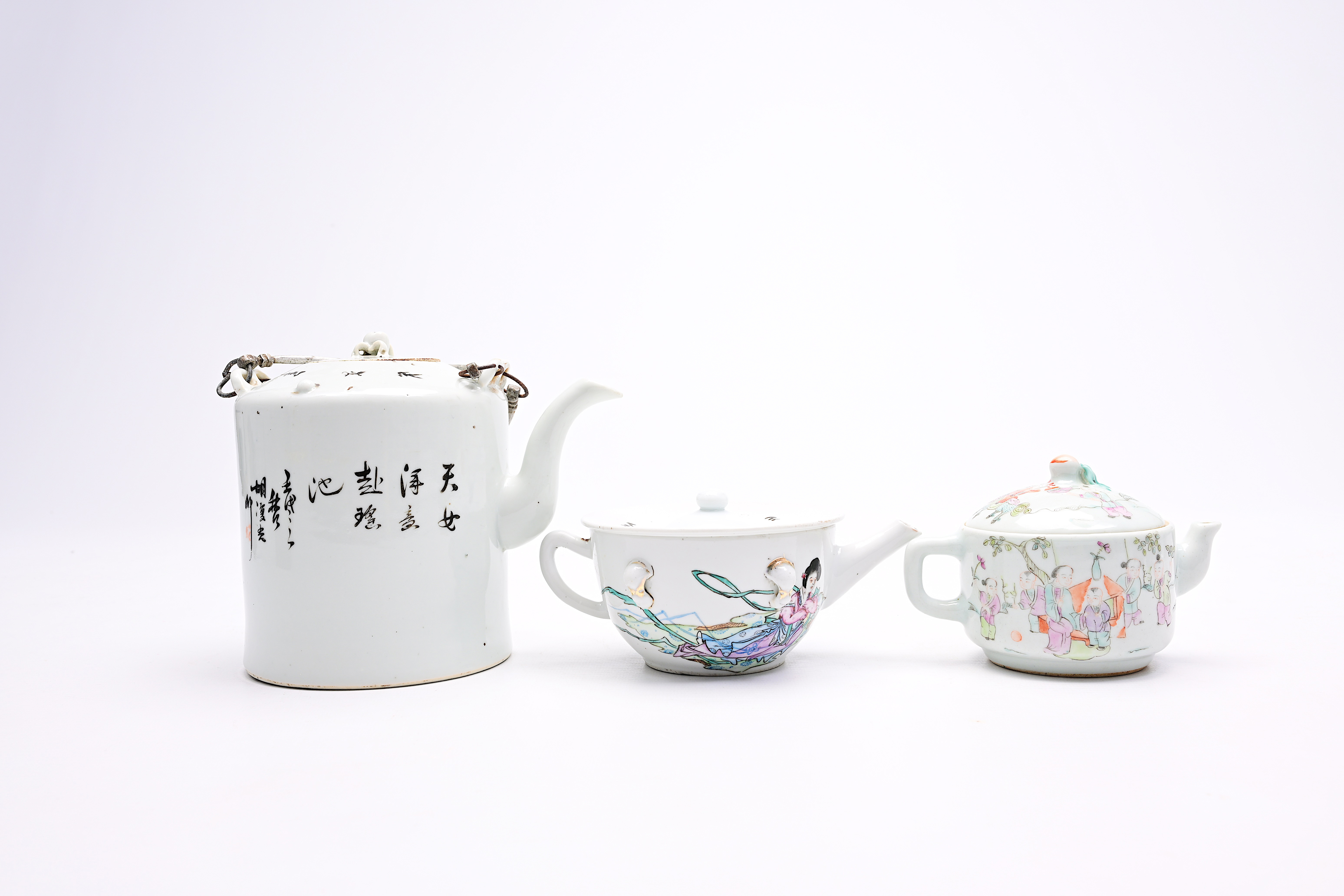 A varied collection of Chinese famille rose and qianjiang cai porcelain, 19th/20th C. - Image 16 of 40