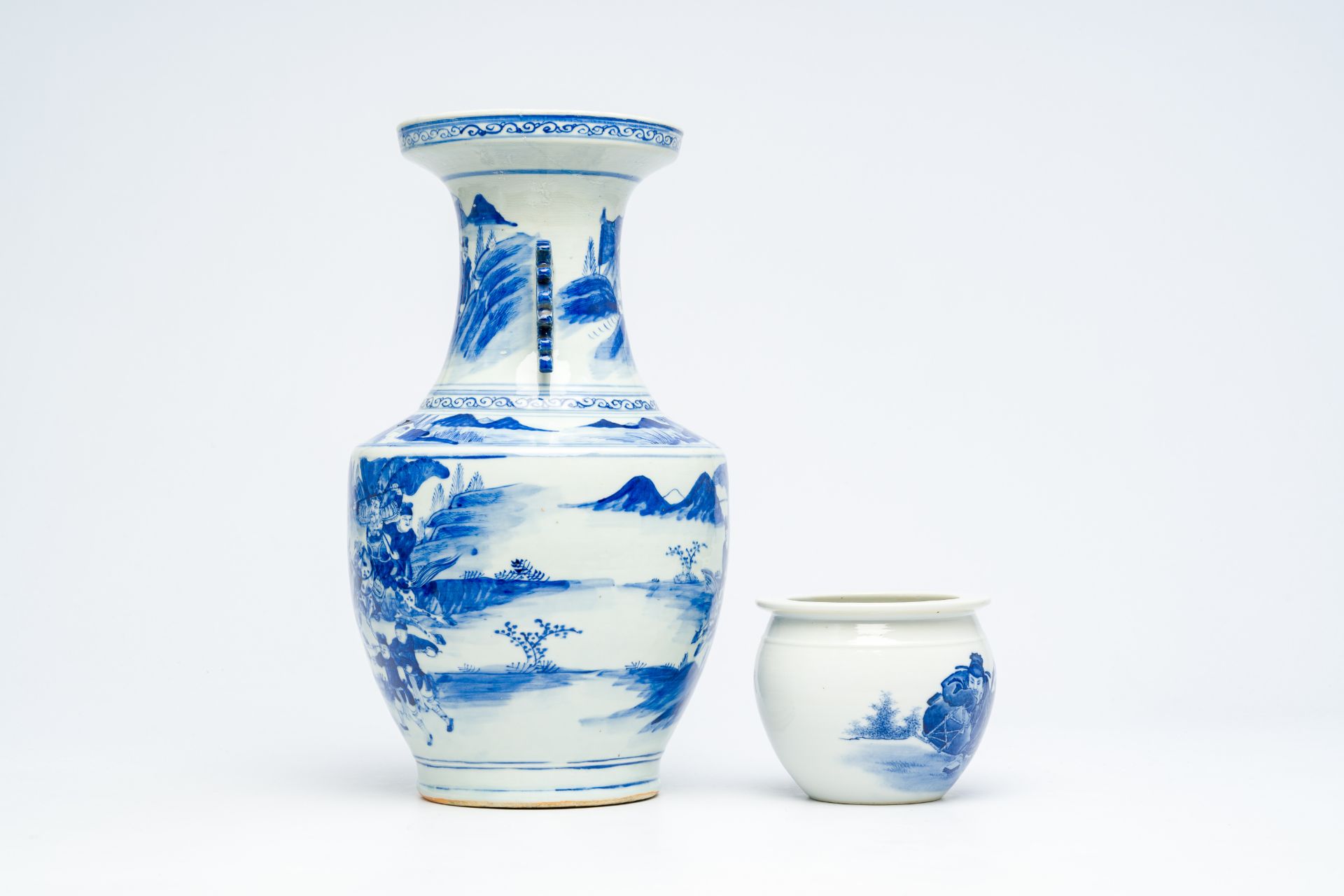 A Chinese blue and white vase and a jardiniere with Li Bai, 19th/20th C. - Bild 5 aus 7