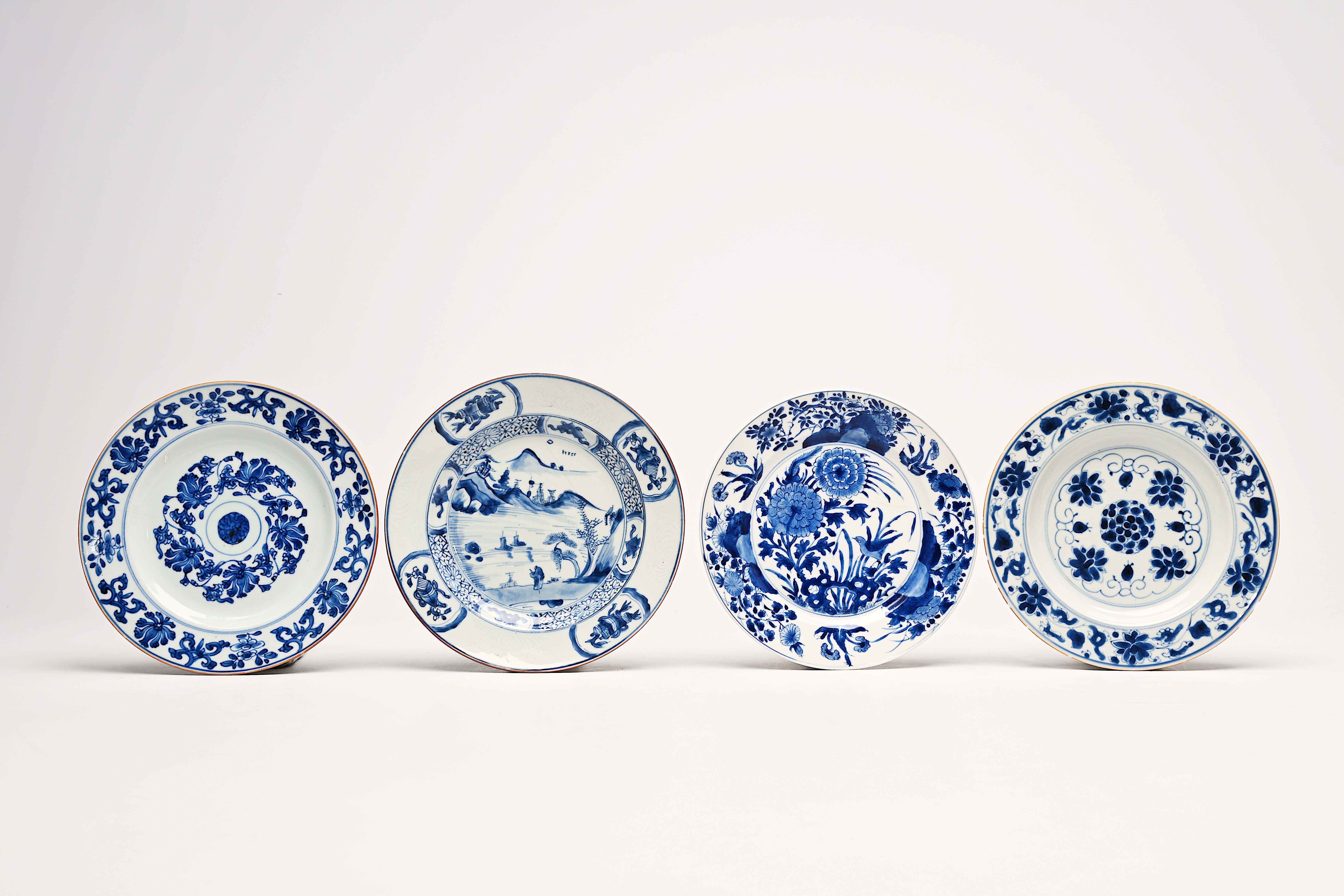 A varied collection of Chinese blue, white and gilt porcelain, Ming/Qianlong - Image 4 of 5