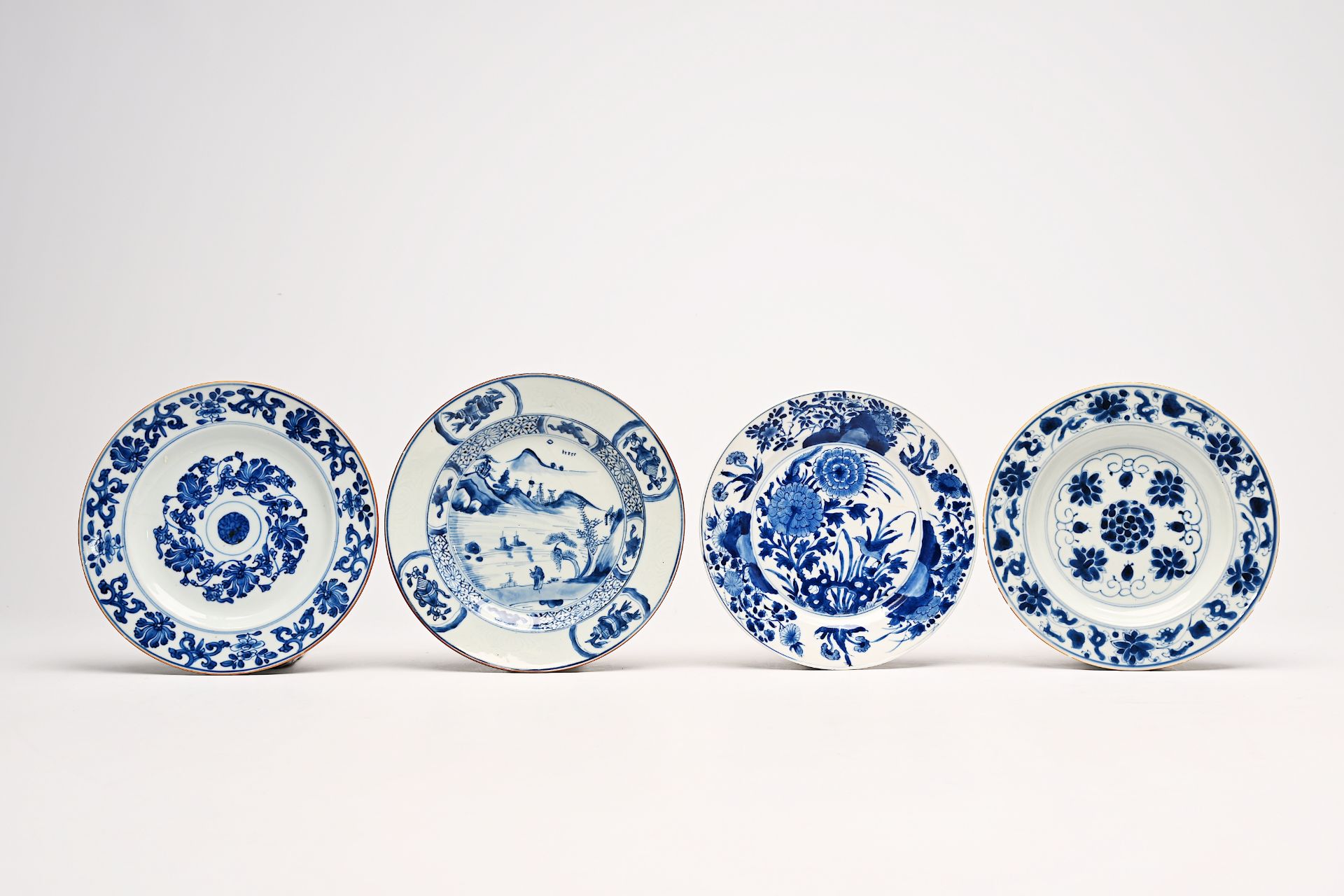 A varied collection of Chinese blue, white and gilt porcelain, Ming/Qianlong - Bild 4 aus 5