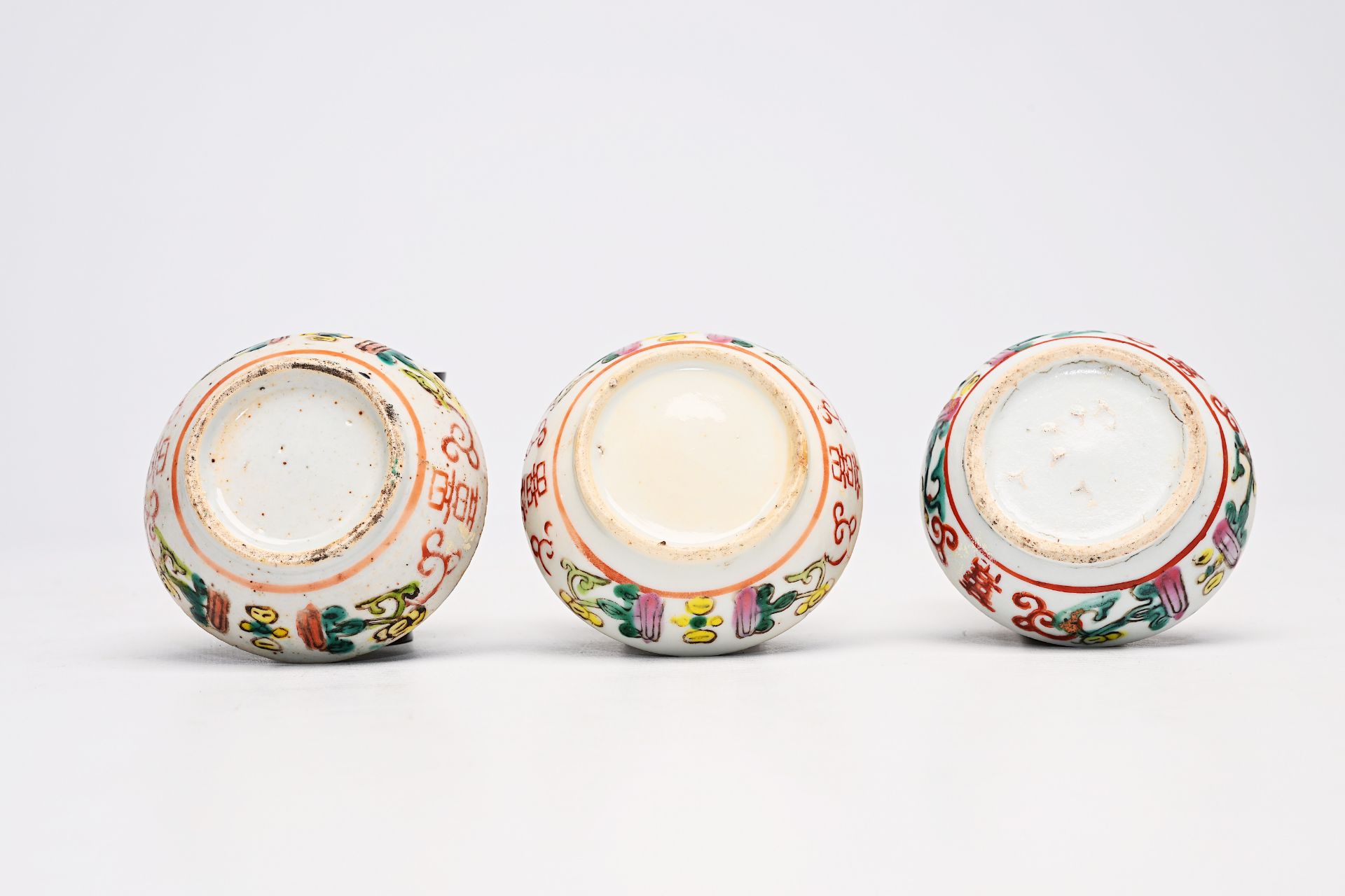 A varied collection of Chinese famille rose and qianjiang cai porcelain, 19th/20th C. - Bild 53 aus 58