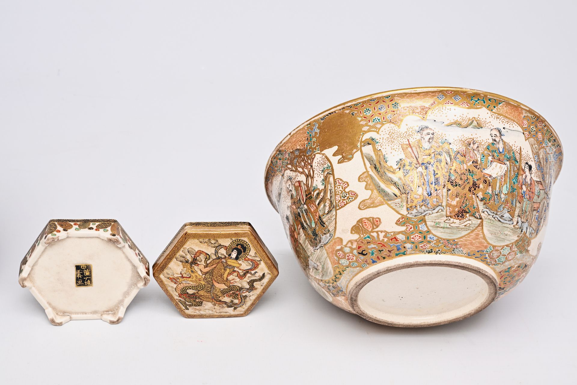 Two Japanese Satsuma plates, a box and cover and a bowl with figurative design, Meiji, 19th/20th C. - Image 9 of 9