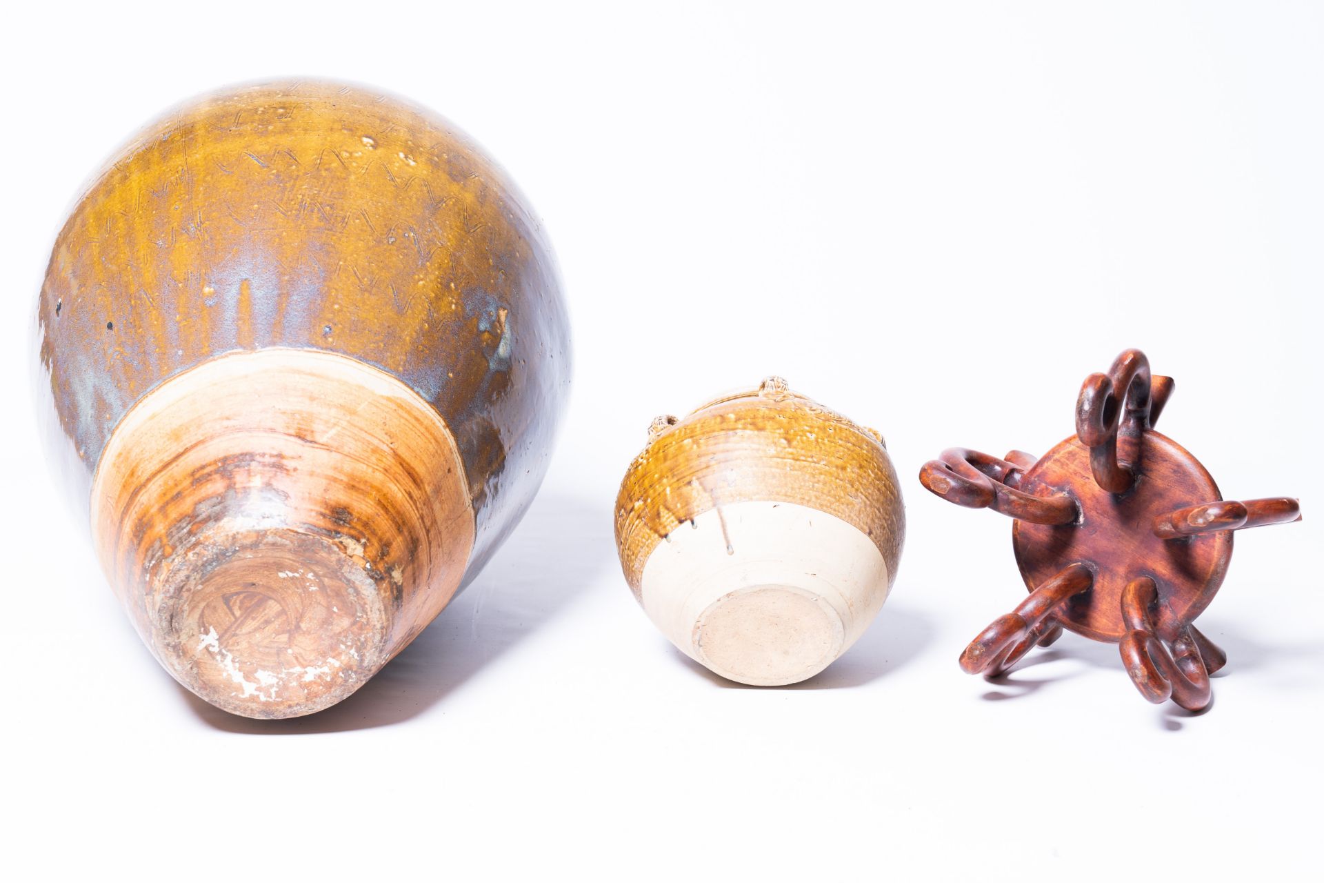 Two Chinese stoneware martaban jars with incised and applied design, 19th C. - Bild 5 aus 6