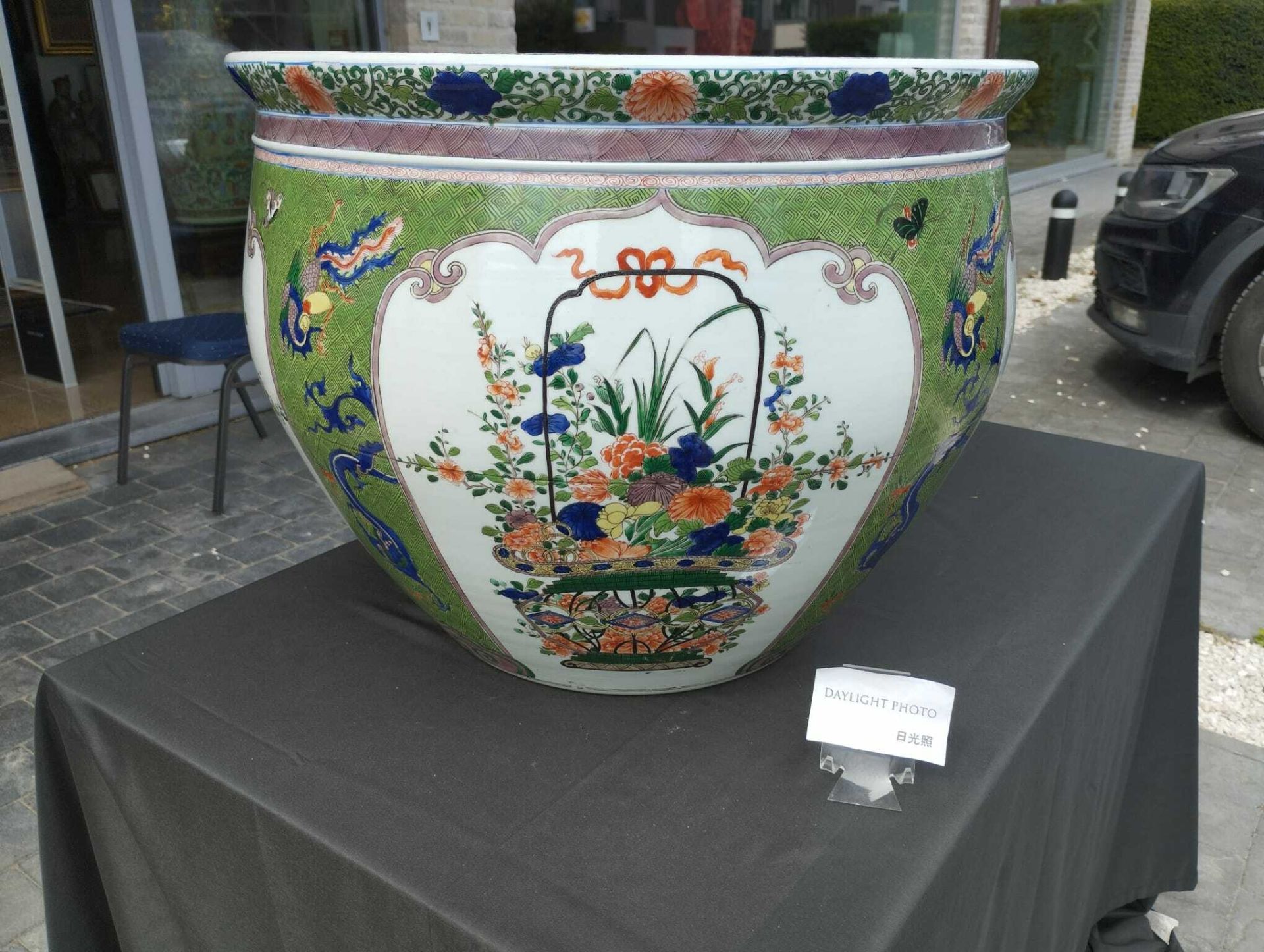 A French Samson famille verte style jardiniere with phoenixes, dragons and flower baskets, Paris, 19 - Bild 8 aus 20