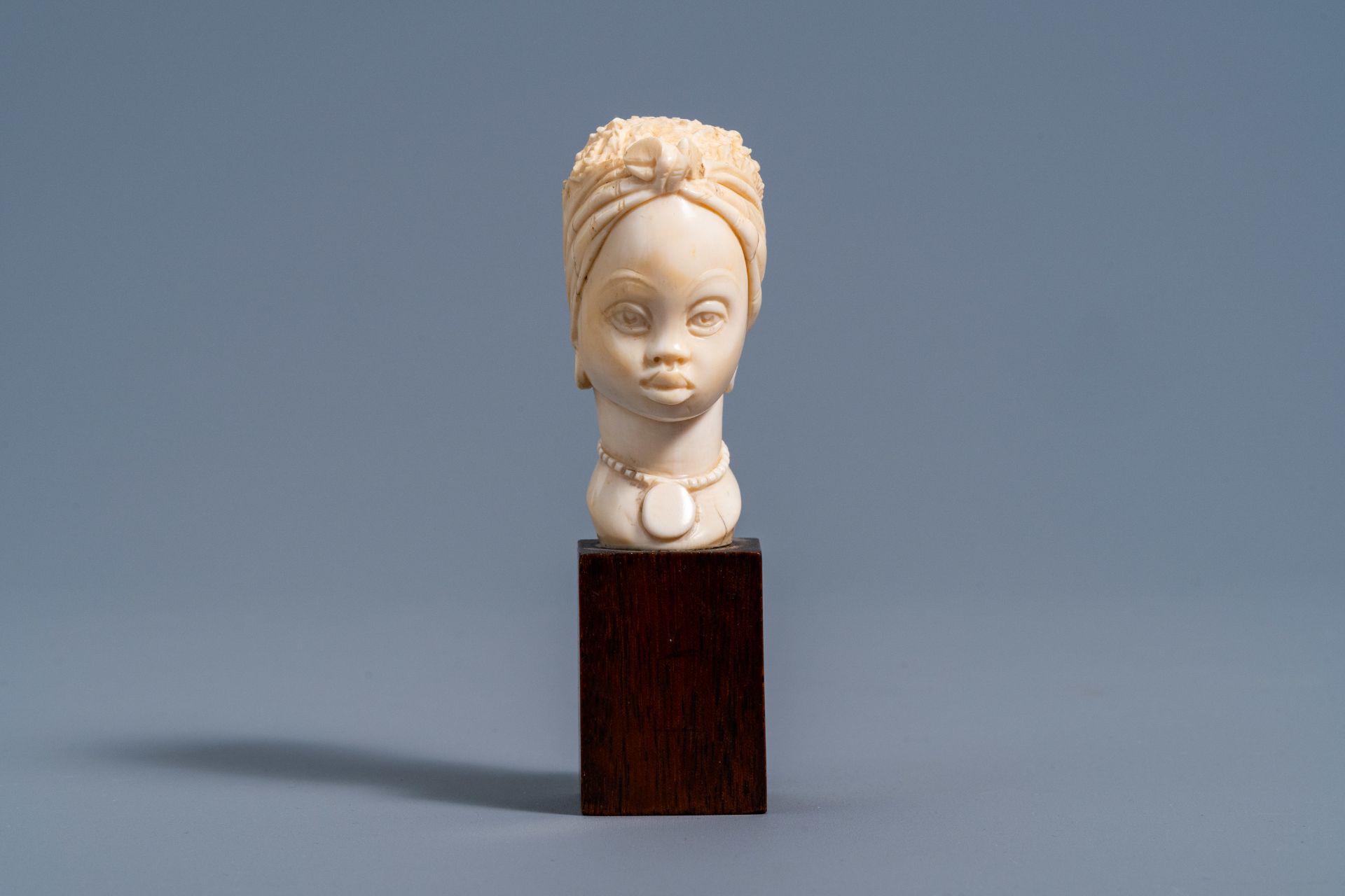 A fine ivory bust of an African beauty on a wood base, probably Belgium, late 19th C. - Bild 3 aus 9