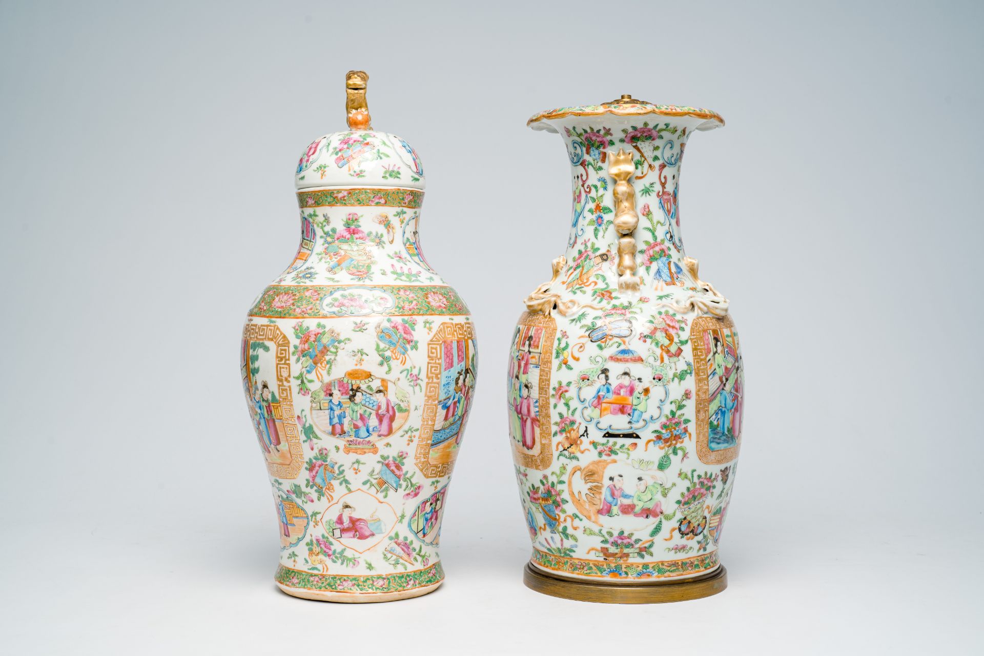 Two Chinese Canton famille rose vases with palace scenes, one of which mounted as a lamp, 19th C. - Bild 3 aus 46