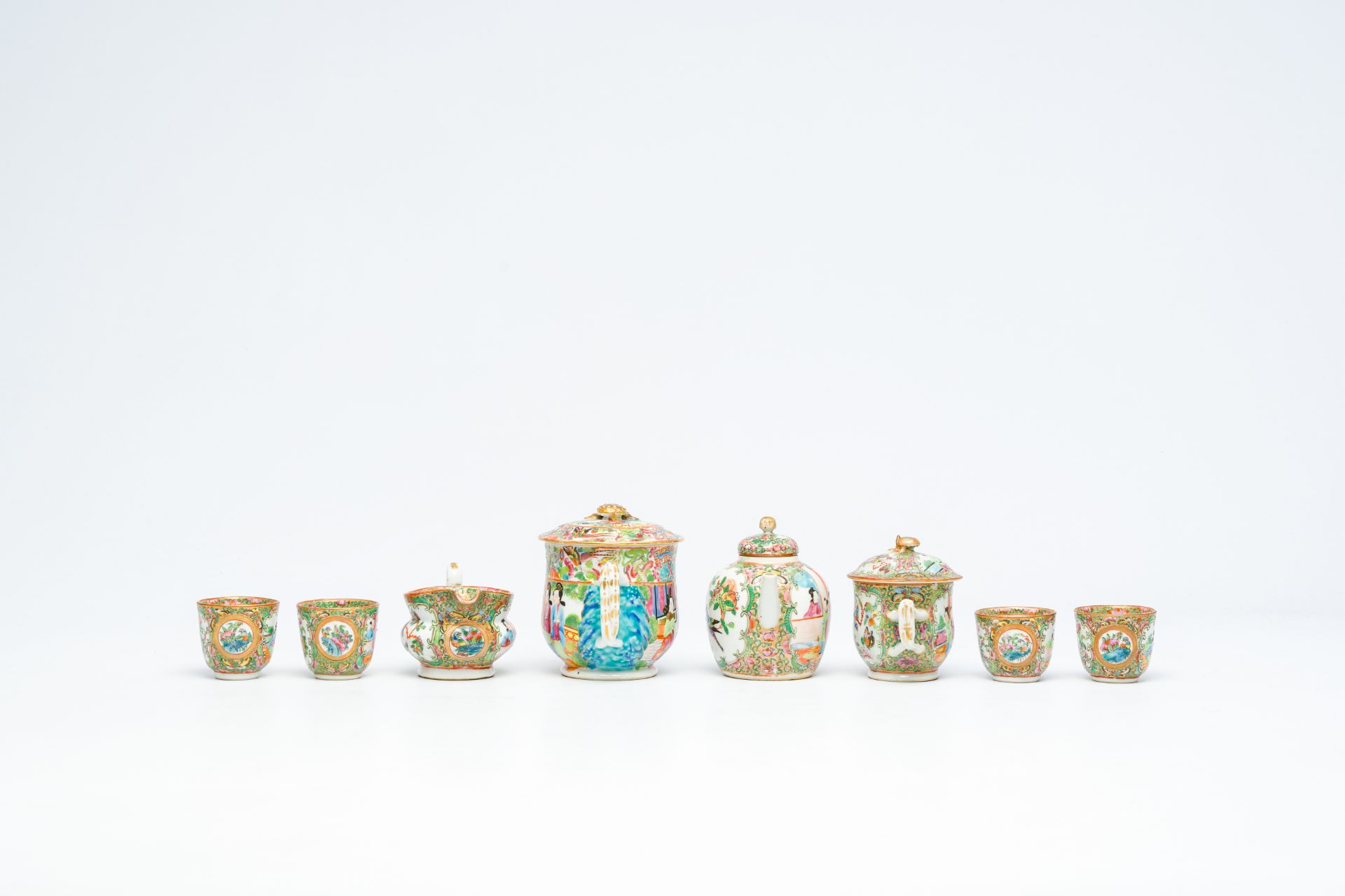 An extensive collection of Chinese Canton famille rose porcelain, 19th C. - Bild 13 aus 18