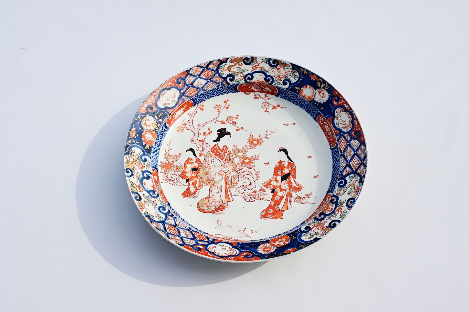 A large Japanese Imari dish with ladies in a garden, Meiji, 19th C. - Bild 4 aus 7