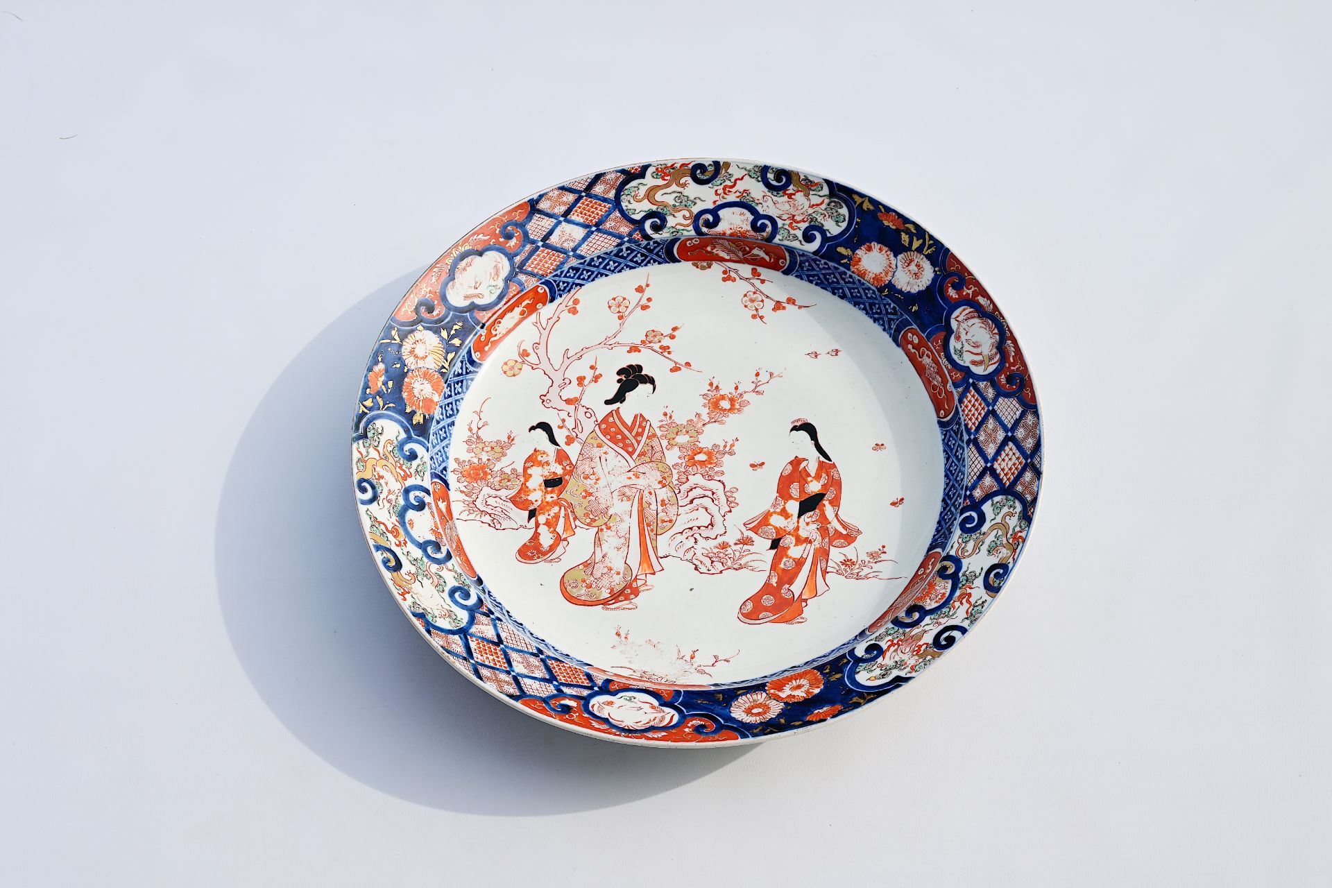 A large Japanese Imari dish with ladies in a garden, Meiji, 19th C. - Image 4 of 7