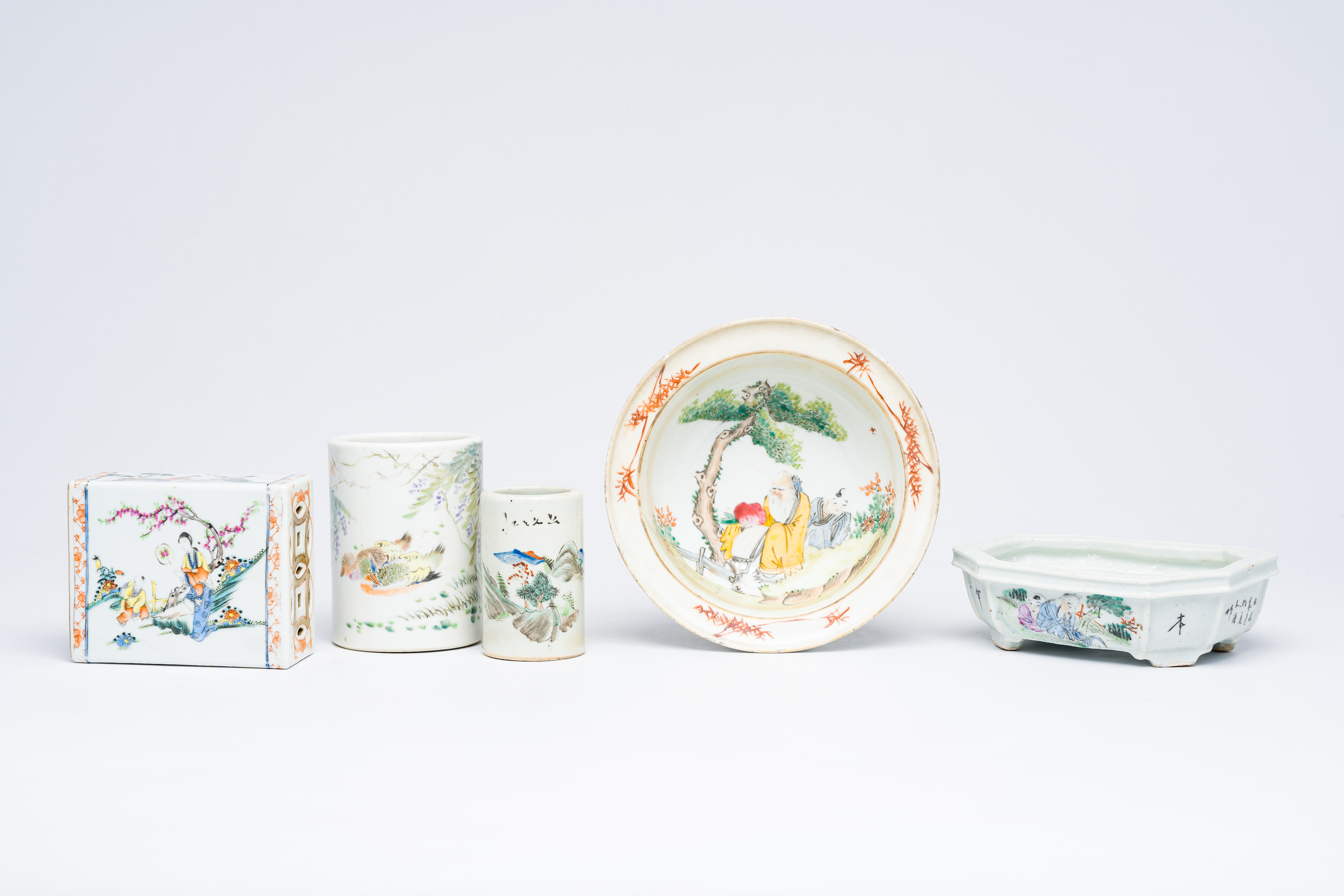 A varied collection of Chinese qianjiang cai and famille rose porcelain, 19th/20th C.