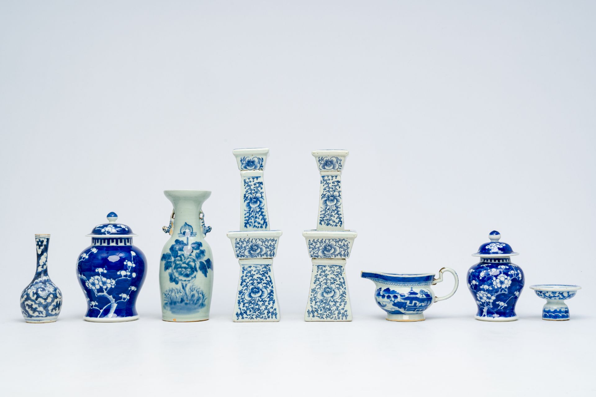 A varied collection of Chinese blue and white porcelain, 19th/20th C. - Bild 4 aus 30