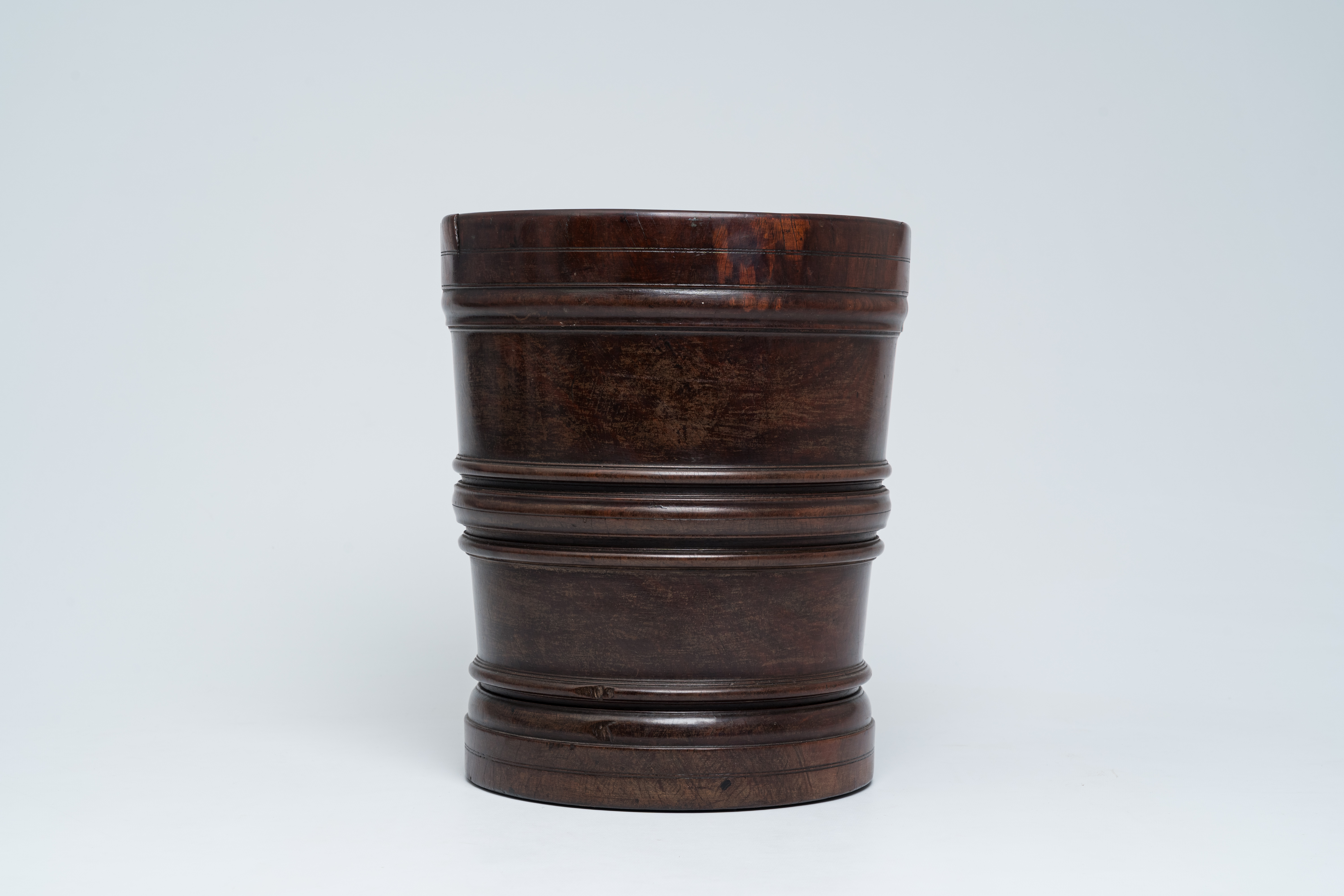 A large English turned wood mortar and pestle, second half 17th C. - Image 5 of 12