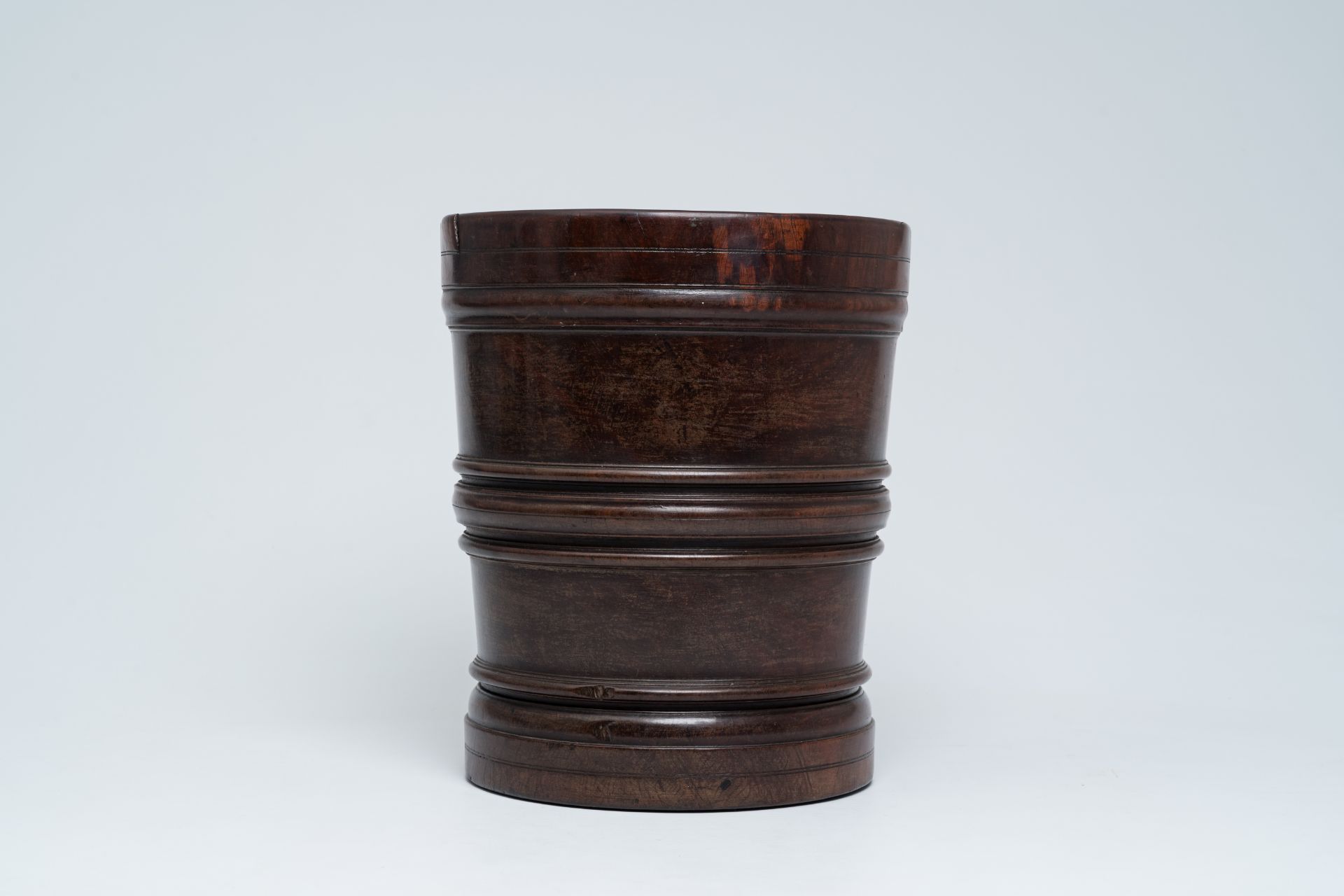 A large English turned wood mortar and pestle, second half 17th C. - Image 5 of 12