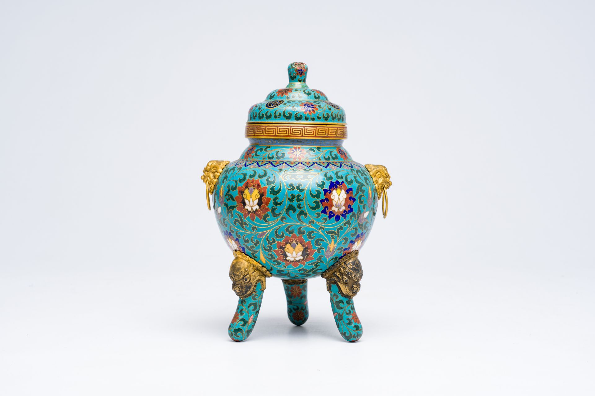 A Chinese cloisonne tripod censer with reticulated cover, 19th/20th C. - Image 3 of 6