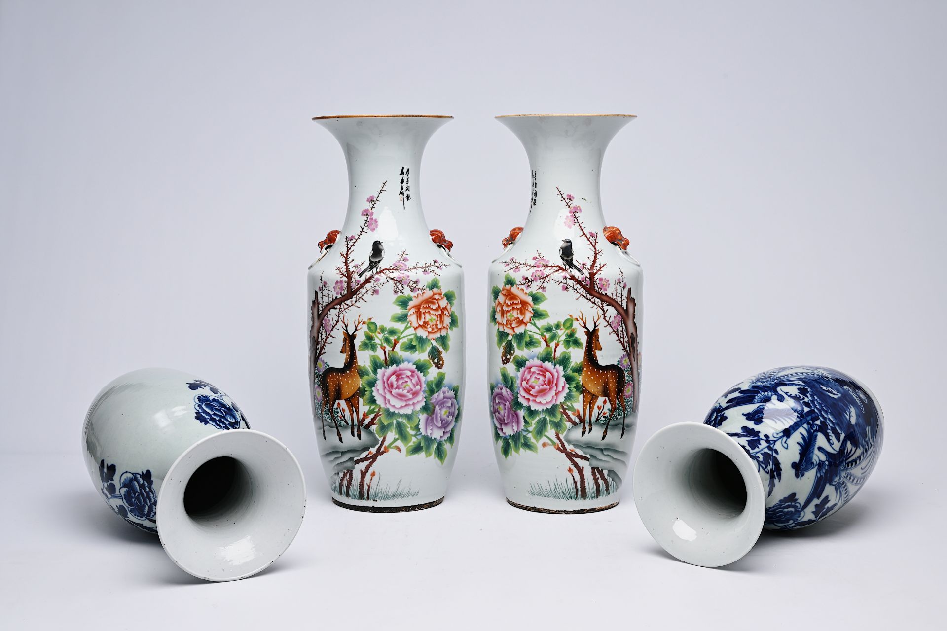 A pair of Chinese famille rose 'deer' vases and a pair of blue and white celadon ground 'phoenixes' - Bild 16 aus 16