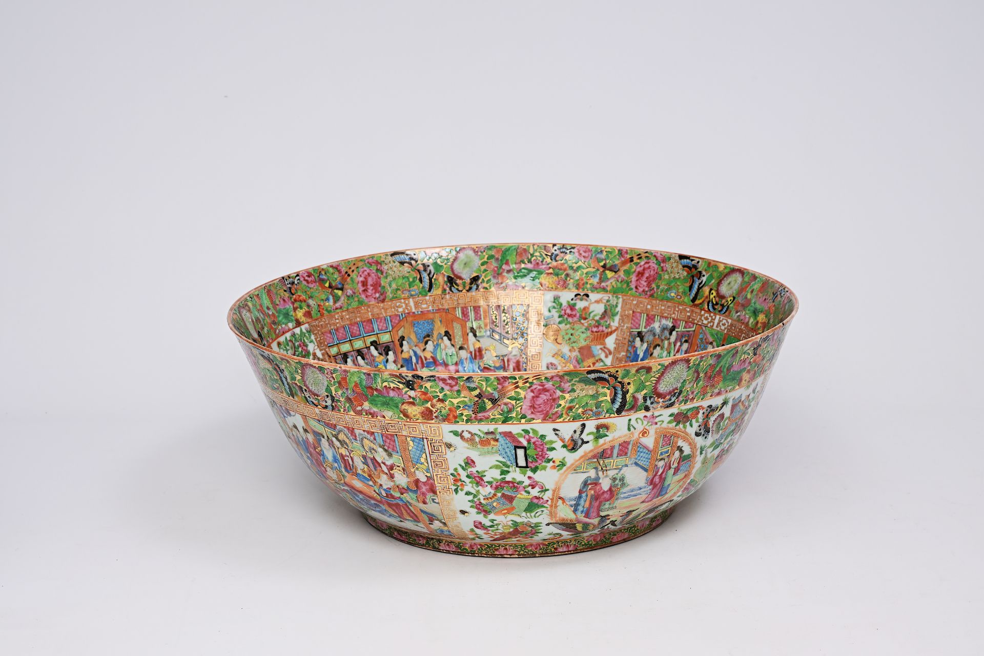 An imposing Chinese Canton famille rose bowl with palace scenes, antiquities and floral design, 19th - Image 10 of 10