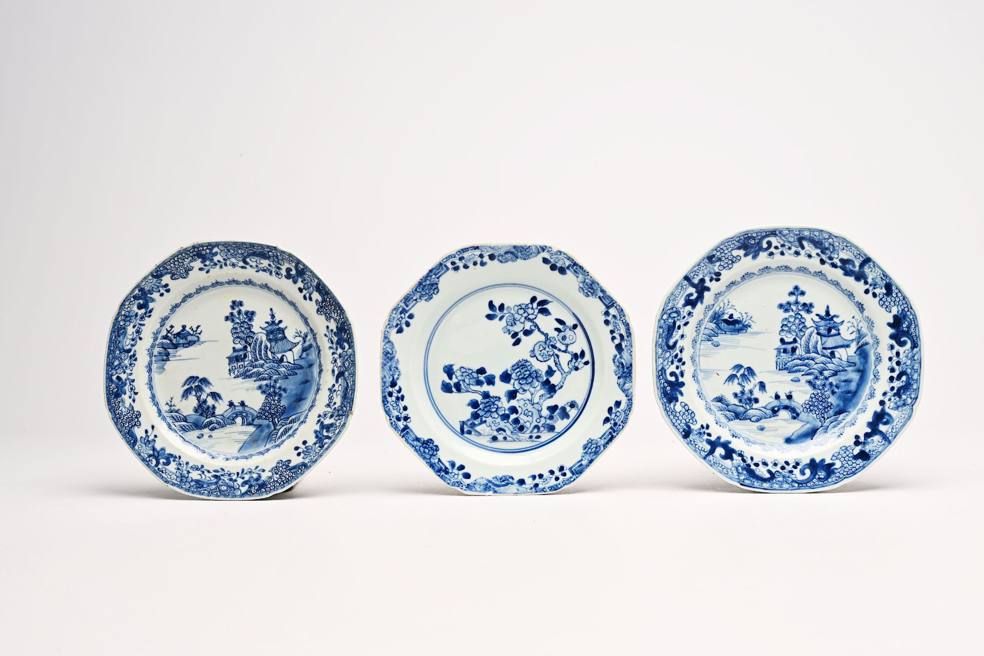 A varied collection of Chinese famille rose, blue, white and Imari style porcelain with landscapes a - Bild 6 aus 10