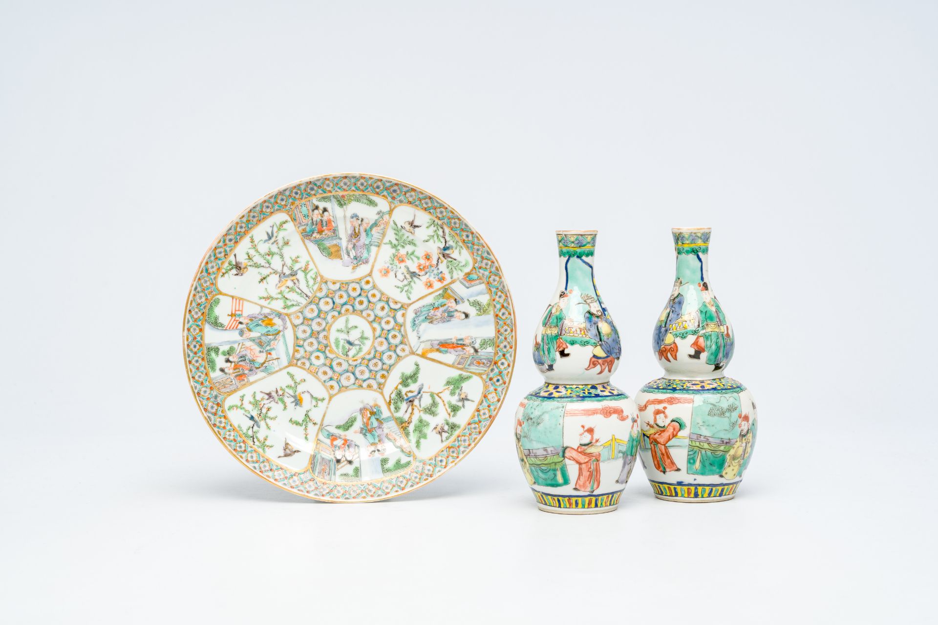 A pair of Chinese famille verte double gourd vases and a plate, 19th C.