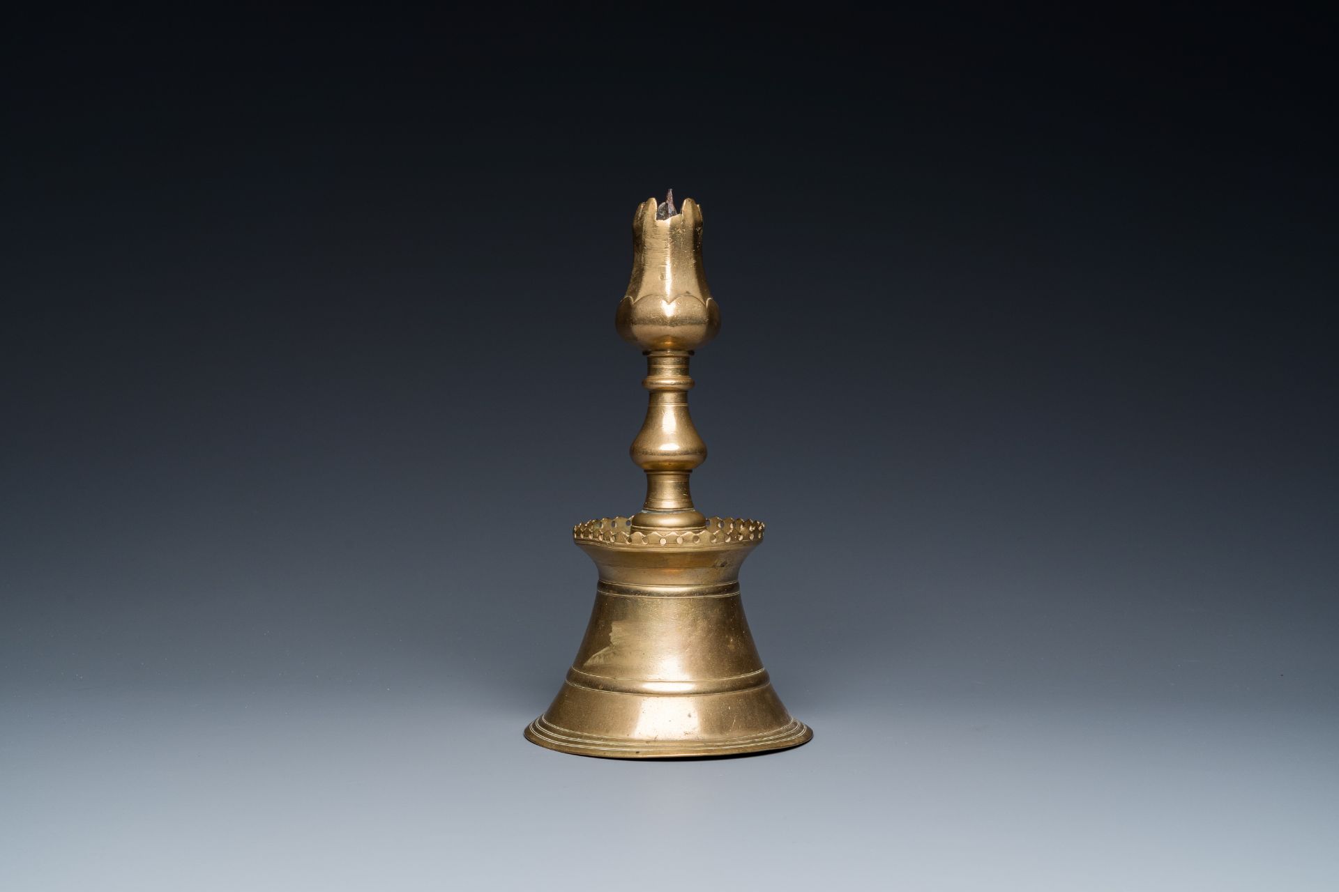 A Turkish bronze candlestick with tulip-shaped sconce, 18th C. - Bild 3 aus 7