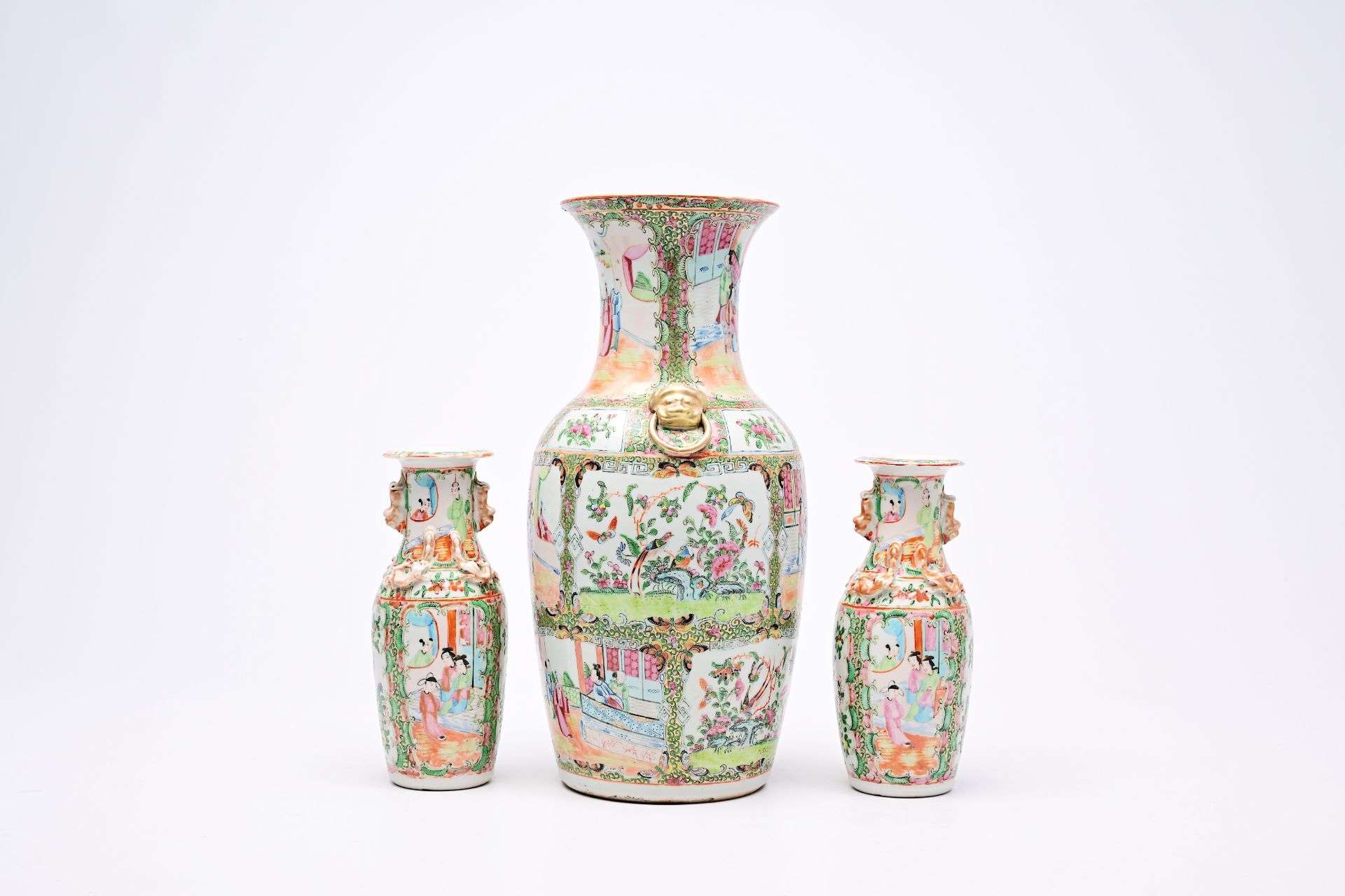 A varied collection of Chinese famille rose, verte and blue and white porcelain, 19th/20th C. - Bild 9 aus 48