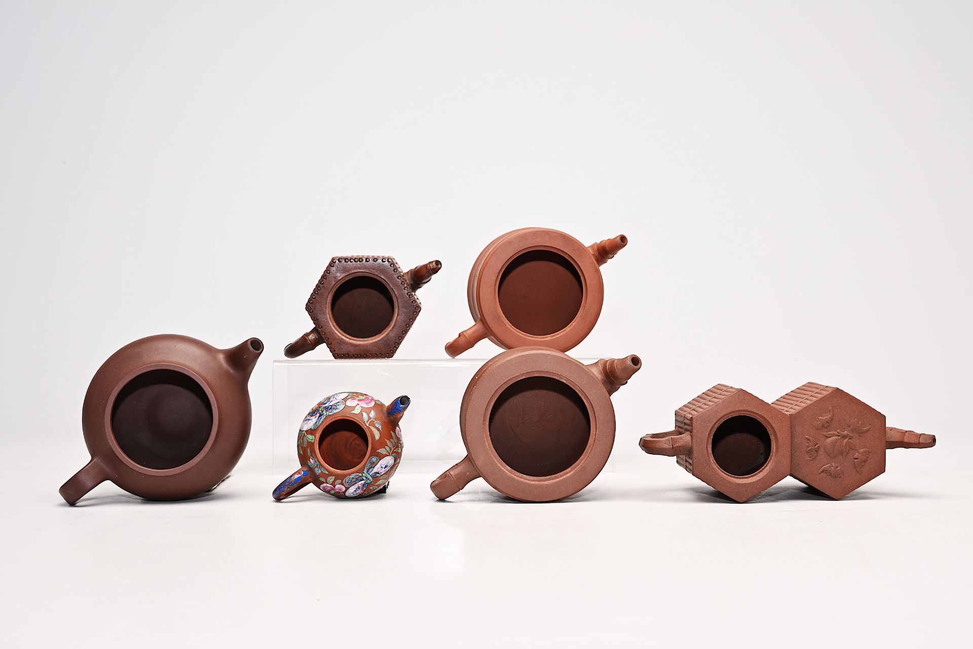 Six various Chinese Yixing stoneware teapots and covers one with enamelled design, 19th/20th C. - Bild 10 aus 18