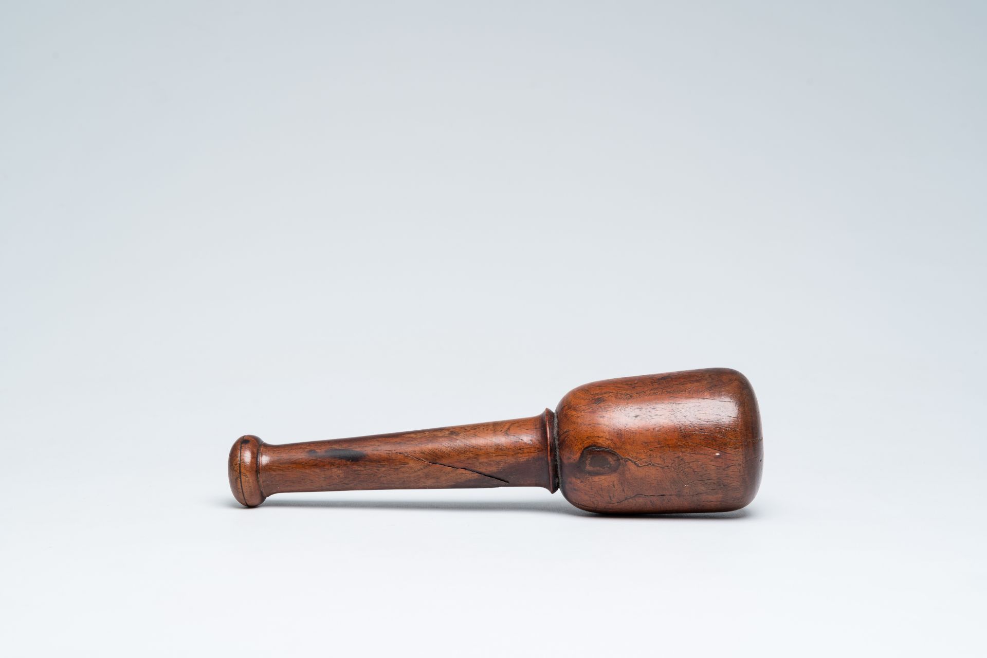 An English turned burl wood 'Queen Anne' mortar and pestle, 18th C. - Image 10 of 11