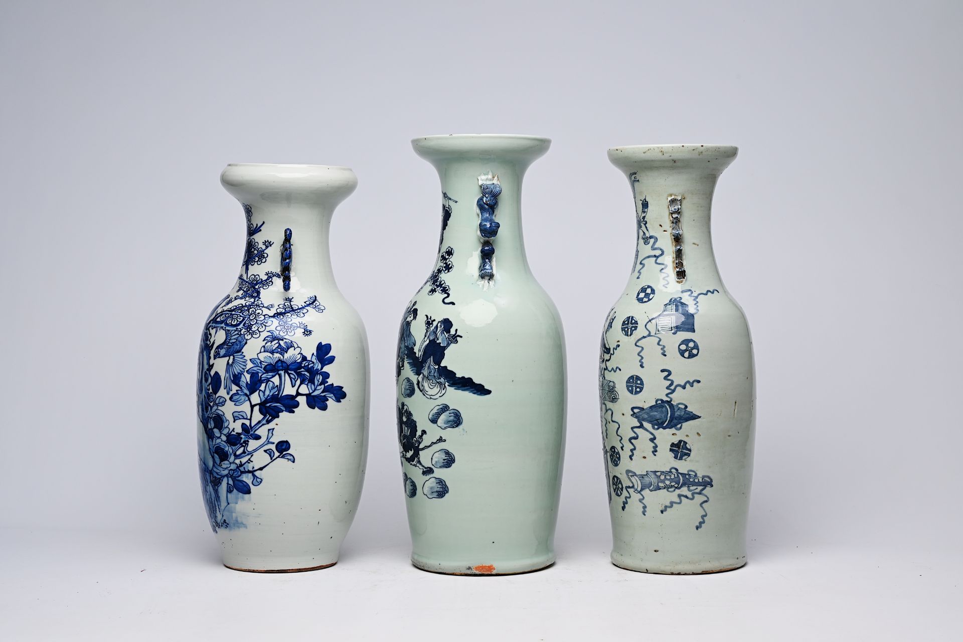 Three various Chinese blue and white celadon ground vases, 19th/20th C. - Bild 4 aus 16