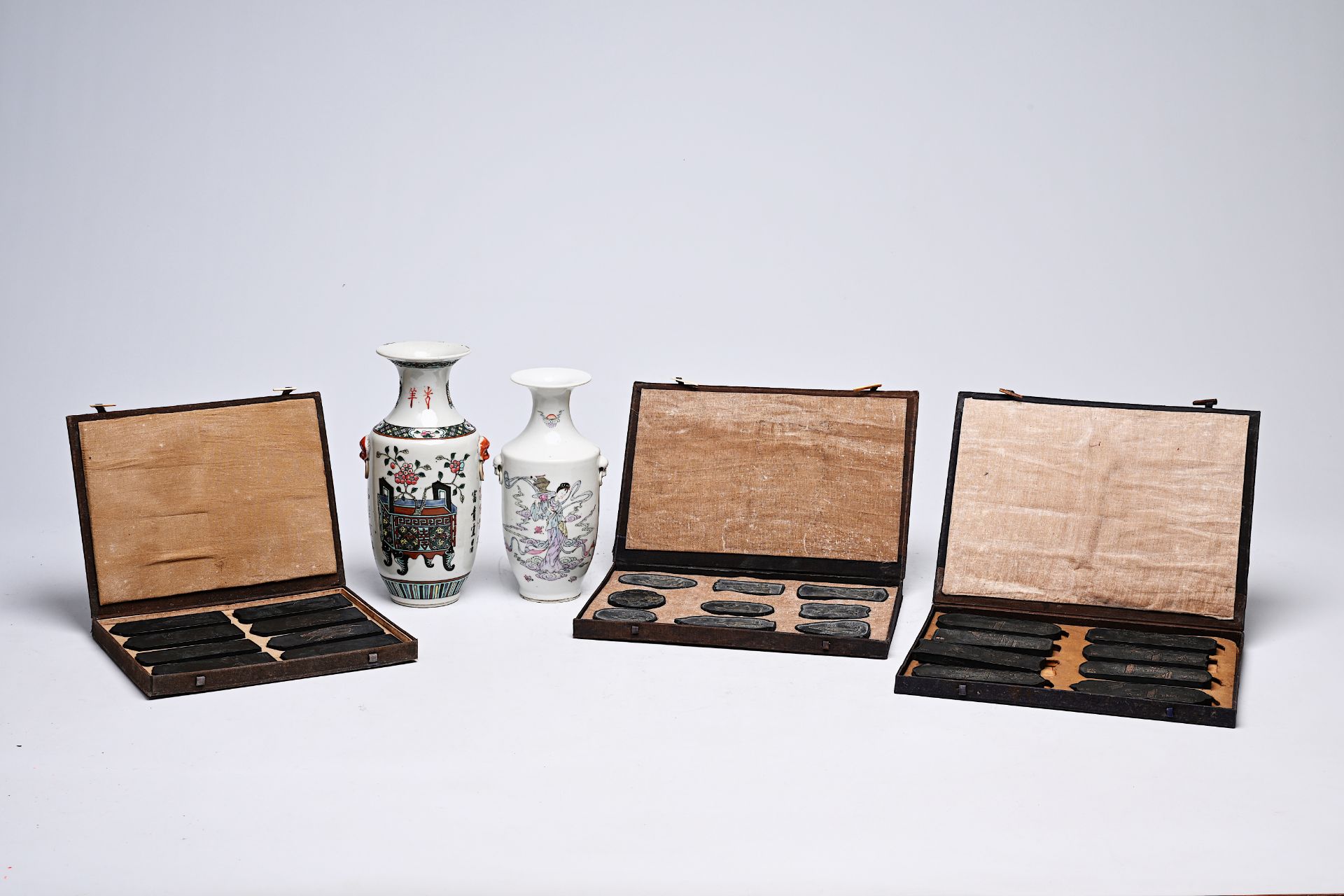 Two Chinese famille rose vases and three cases with ink stones, 19th/20th C. - Image 2 of 29