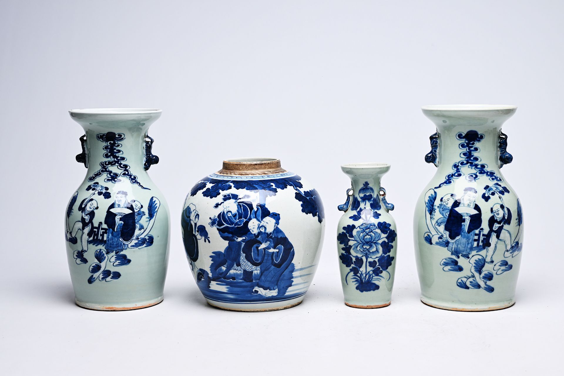 Three Chinese blue and white celadon-ground vases and a blue and white jar, 19th C. - Bild 4 aus 14